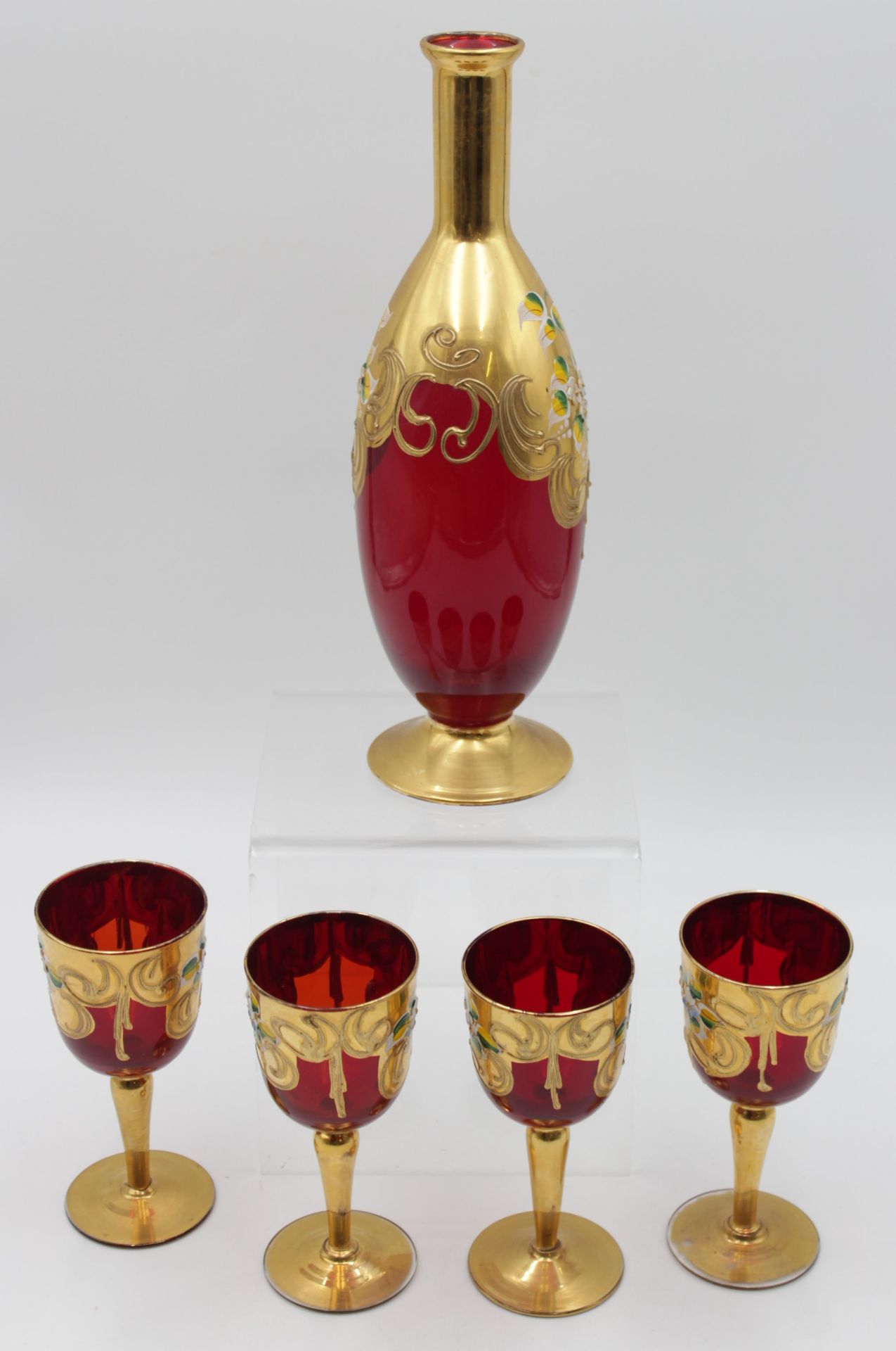 Karaffe mit 4 Weingläsern, Italien, rotes Glas mit floraler Emaillemalerei, Stöpsel fehlt, ca. H-29 - Bild 4 aus 5