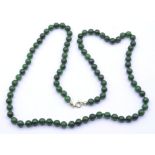 Kugelförmige Jade Halskette mit Federring Verschluss, L. 70cm, 48g.