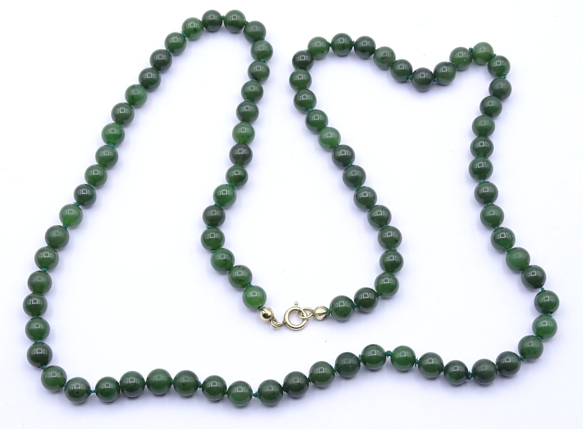 Kugelförmige Jade Halskette mit Federring Verschluss, L. 70cm, 48g.