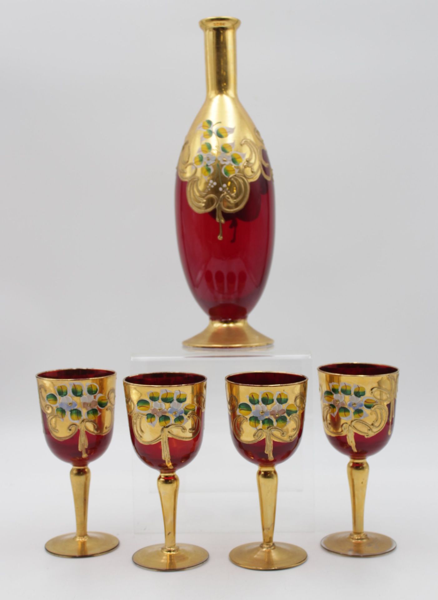 Karaffe mit 4 Weingläsern, Italien, rotes Glas mit floraler Emaillemalerei, Stöpsel fehlt, ca. H-29