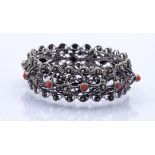 Filigranes Silber Armband mit Koralle, Silber gepr, Stift fehlt, B. 2,2cm, 39,5g.