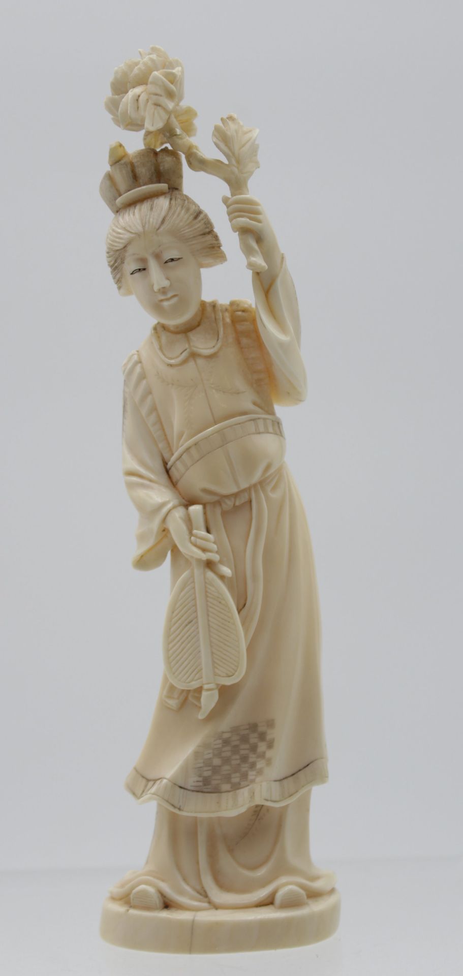 Figur, China, Dame mit Fächer und Blume, wohl um 1900, Bein, Blume geklebt, ca. H-21cm