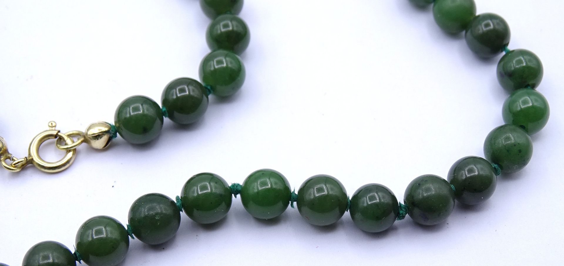 Kugelförmige Jade Halskette mit Federring Verschluss, L. 70cm, 48g. - Bild 4 aus 4