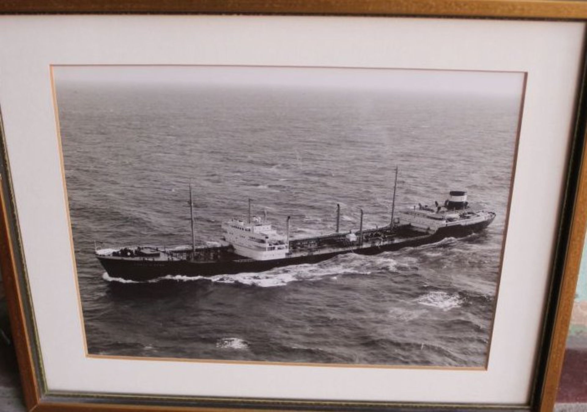 Foto des Frachters Ernst G.Russ (Hamburger Reederei), ger/Glas RG 24x30 cm