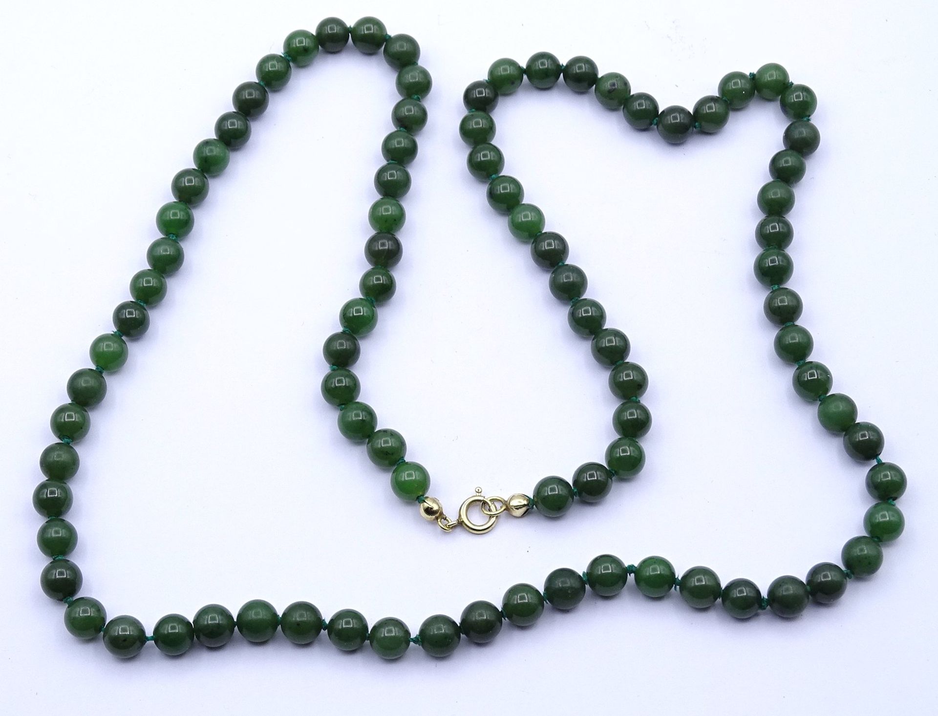 Kugelförmige Jade Halskette mit Federring Verschluss, L. 70cm, 48g. - Bild 2 aus 4