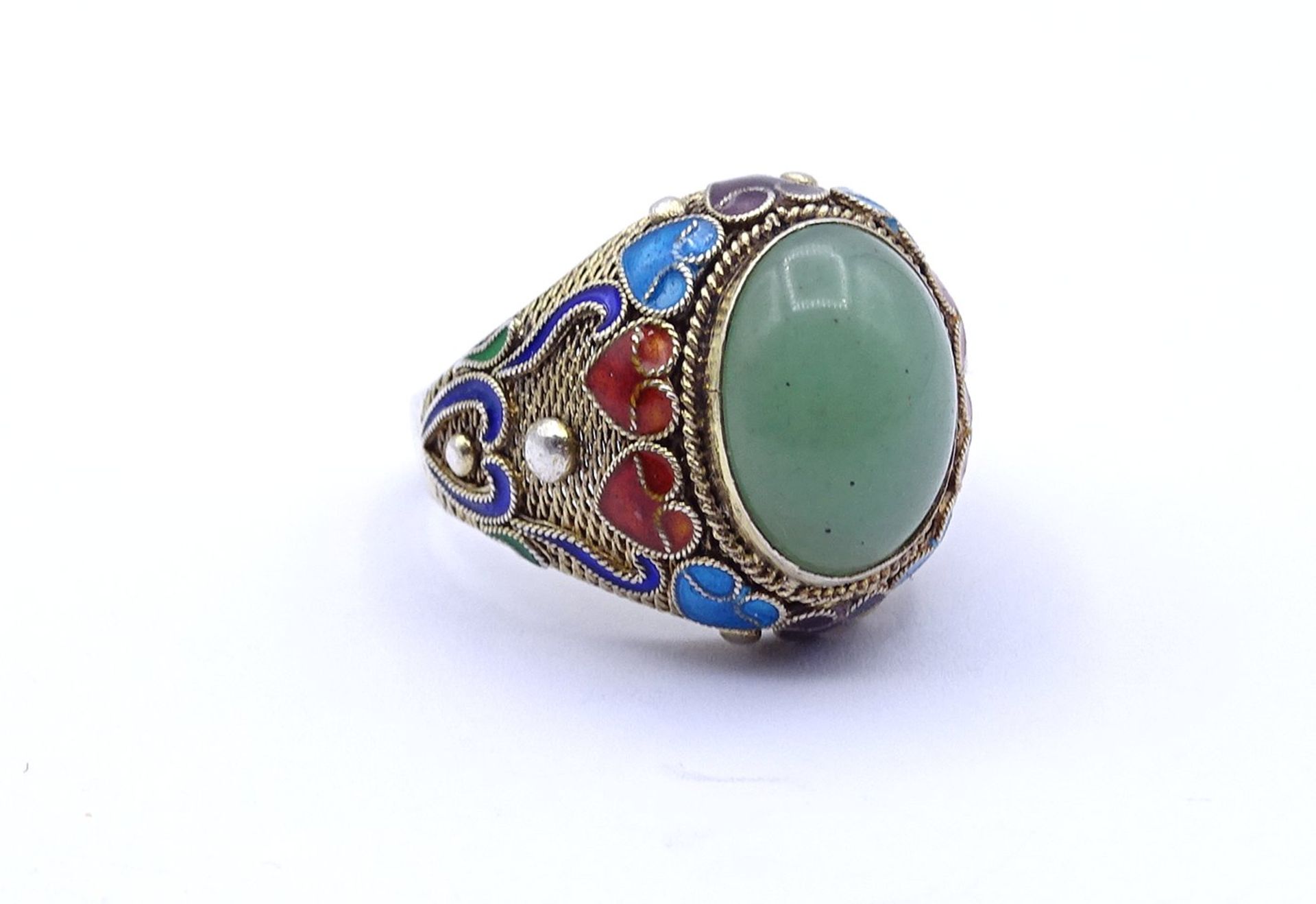 Filigraner emaillierter Silber Ring mit Jade Cabochon, offene Ringschiene, 7,0g.