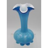 Kunstglas-Vase, blau/weiß, wohl Tschechien, H-21,2cm.