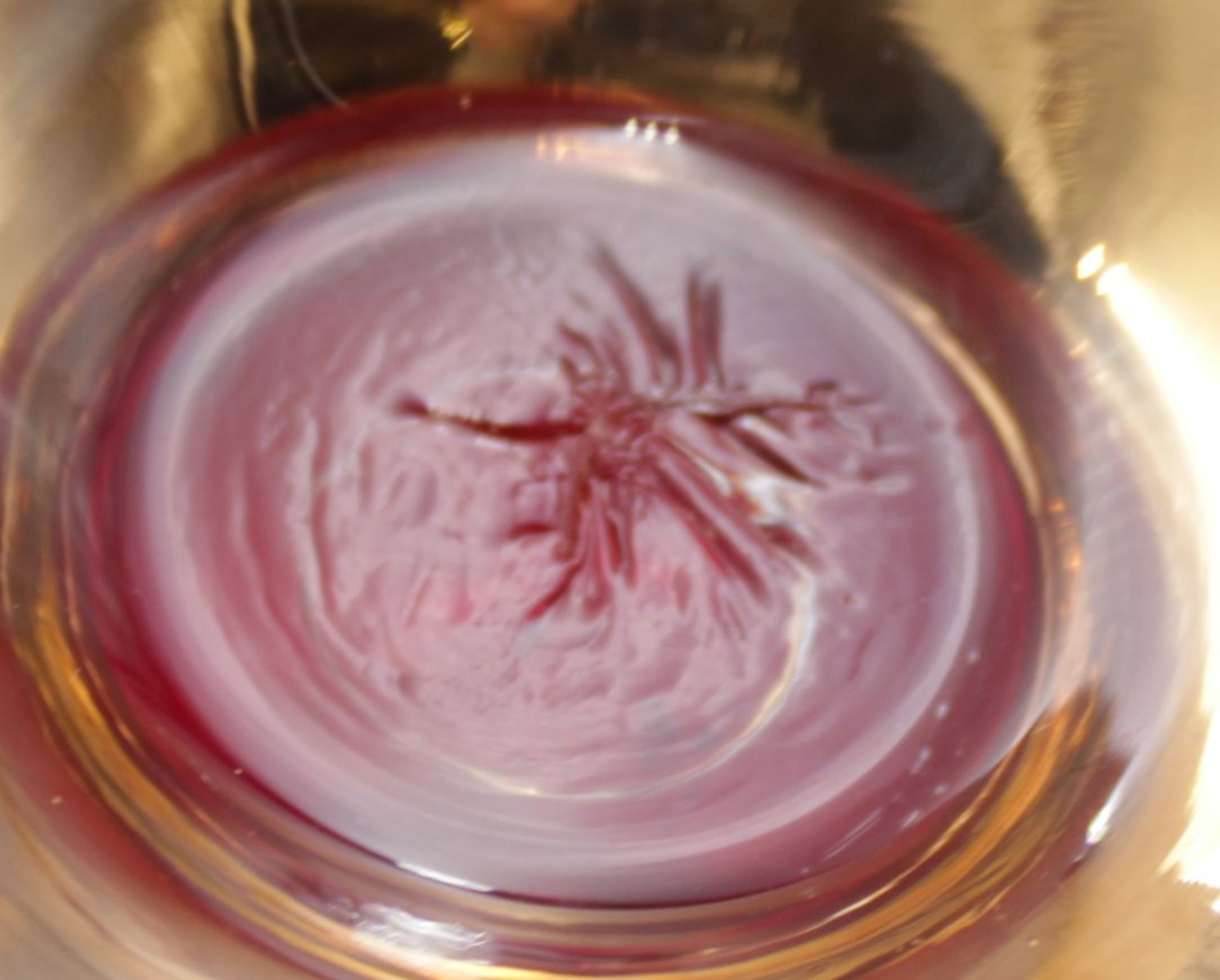 Karaffe mit 4 Weingläsern, Italien, rotes Glas mit floraler Emaillemalerei, Stöpsel fehlt, ca. H-29 - Bild 5 aus 5