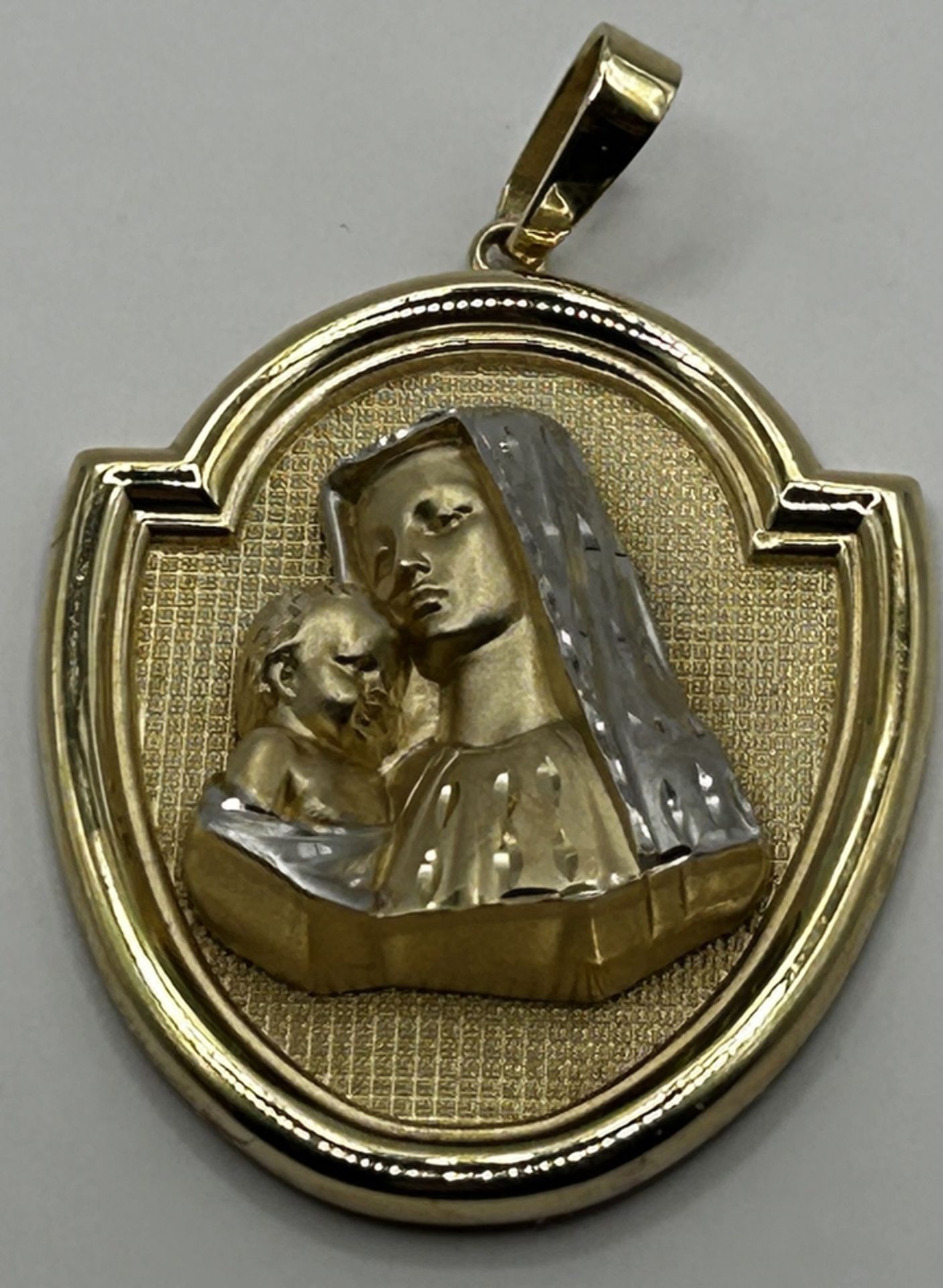 grosser Anhänger, Gold-585-, Madonna mit Kind, verso Kreuz und "God bless us", 11,2 gr., 5x3 cm