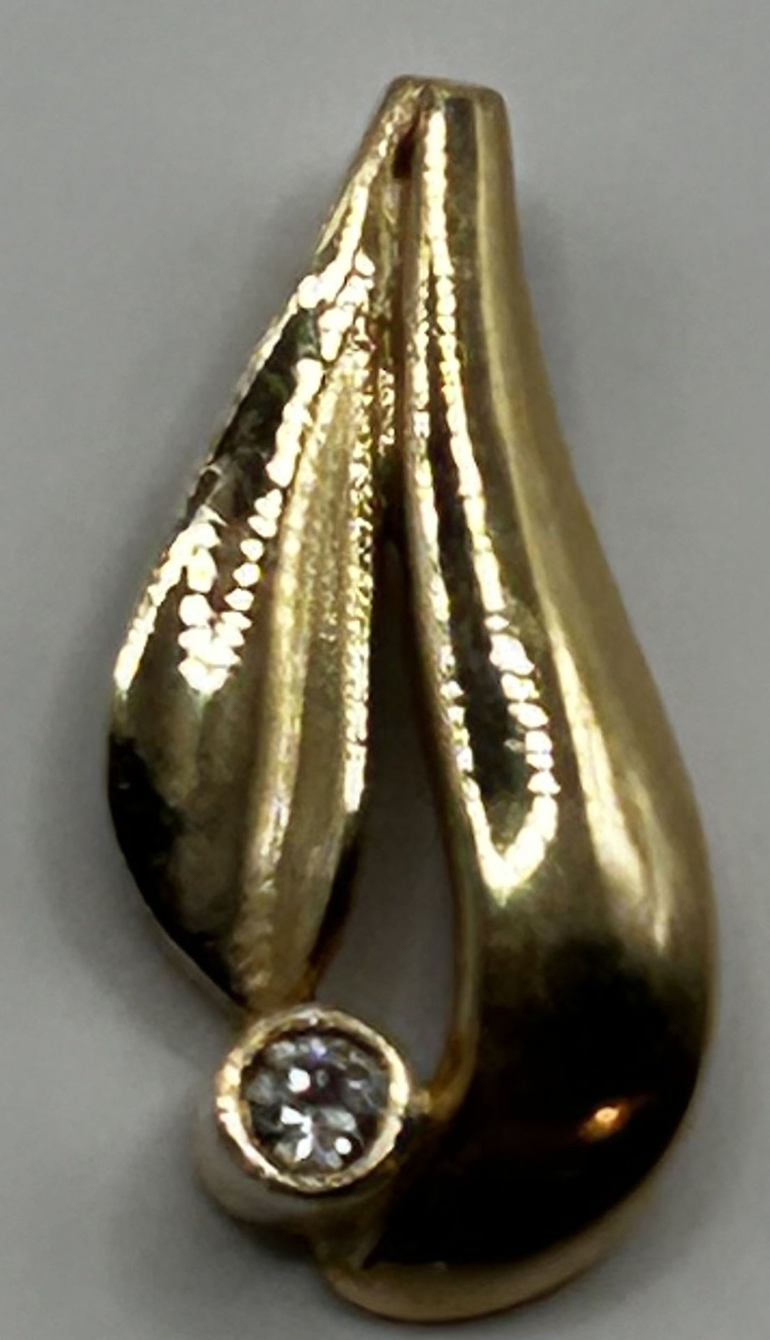 kl. Goldanhänger-585- mit Diamant, H-1,8 cm, 1,3 gr. - Bild 2 aus 3