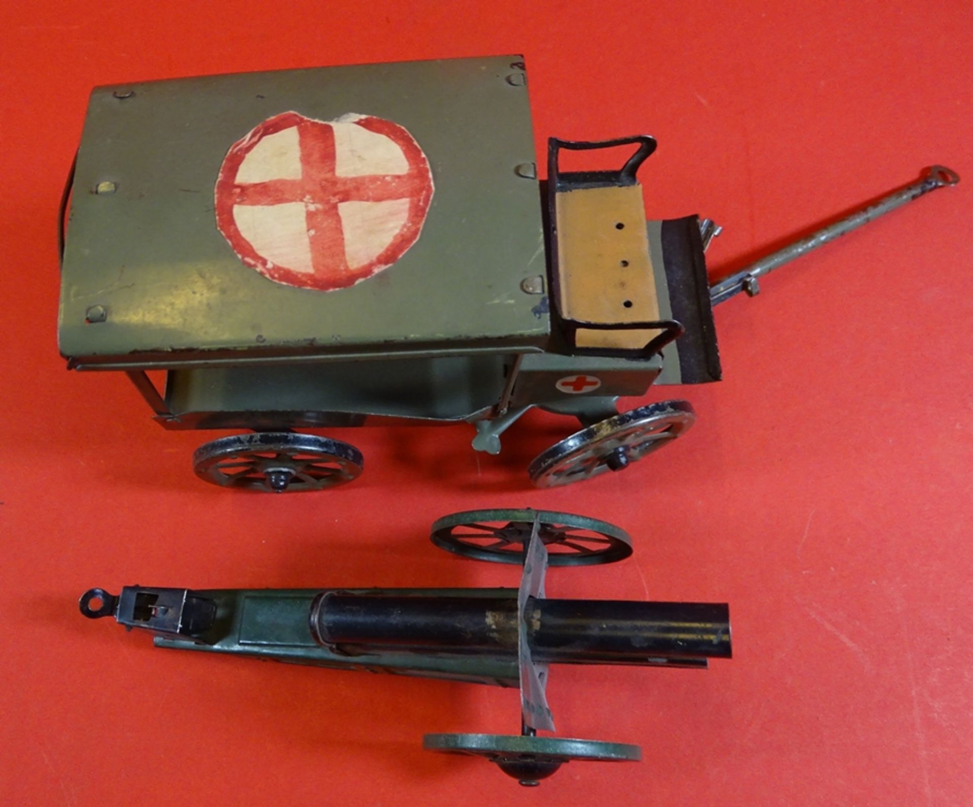 2x Bleschspielzeug, Kannone und Rot Kreuz Pferdewagen, H-11 cm, L-25 cm, mit Deichsel - Bild 4 aus 4