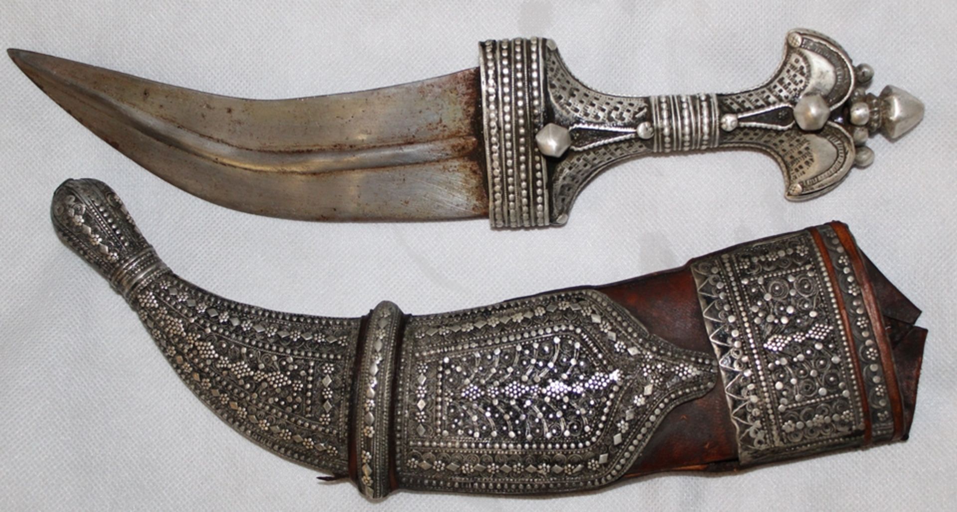 Krummdolch mit Silbergriff  in Scheide, ebenfalls Silber, rückseitig Leder, innen Holz, wohl Oman?, - Bild 8 aus 8