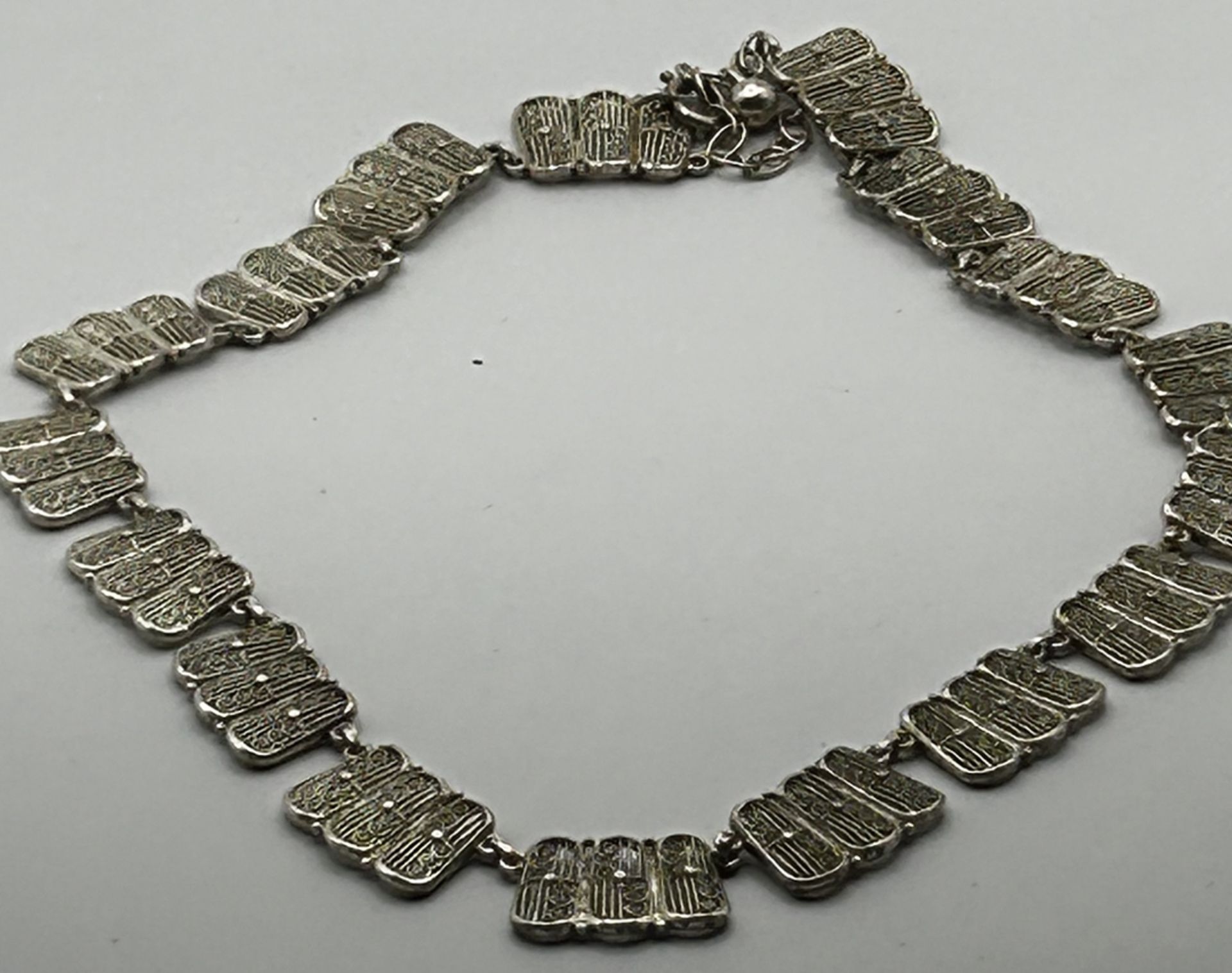 Silbercollier-800-, Filigran, L-ca. 44 cm, Öse an Schliesse verbogen, 26,1 gr - Bild 3 aus 4