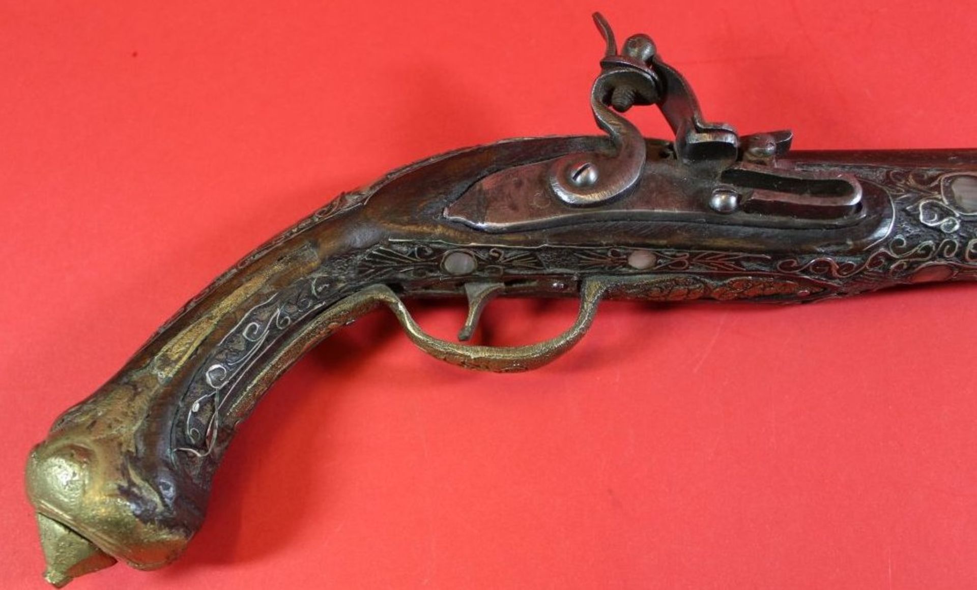 Steinschloss-Pistole   um 175f0, Messing und Perlmuttverzierungen, L-50 cm - Bild 2 aus 6