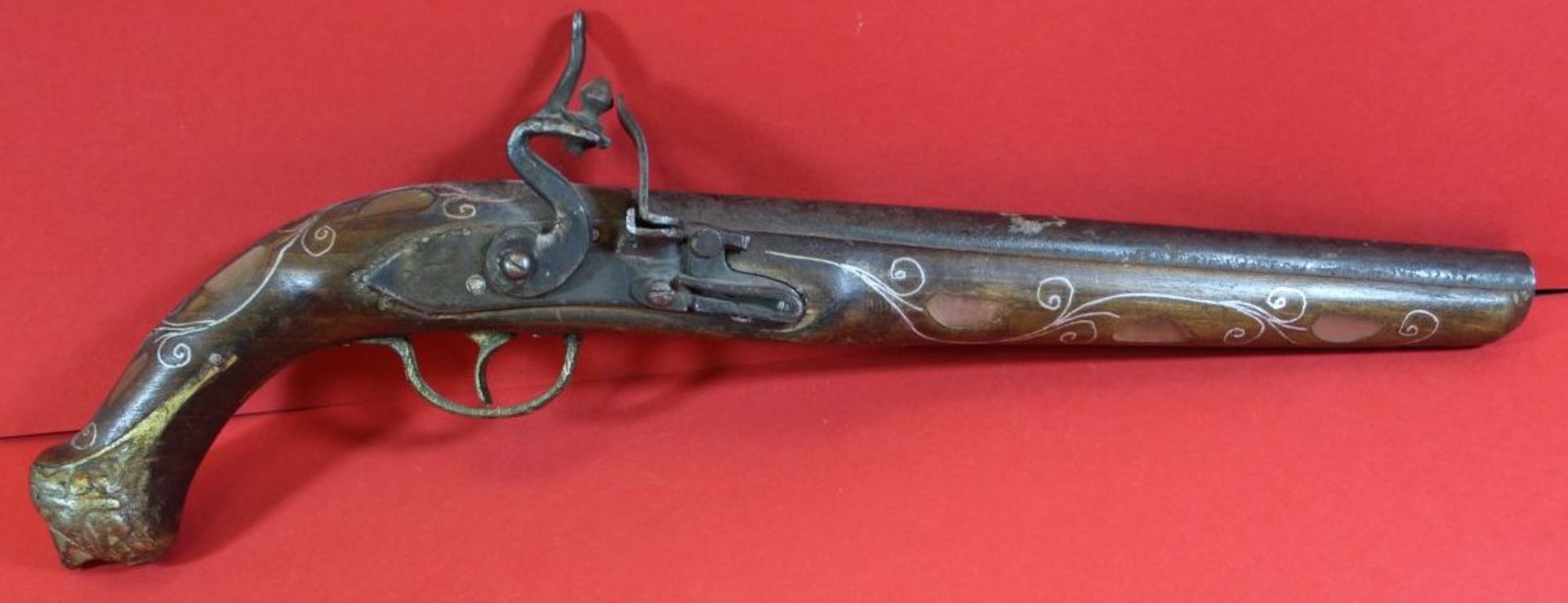 Steinschloss-Pistole   um 175f0, Messing und Perlmuttverzierungen, L-42 cm