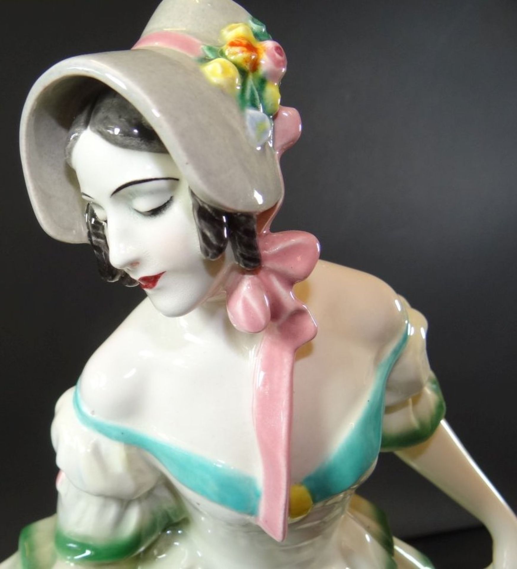 Dame mit Hut im Biedermeierkleid, Ausführung Keramos Wien - Wiener Kunst- Keramik und Porzellanmanu - Bild 2 aus 10