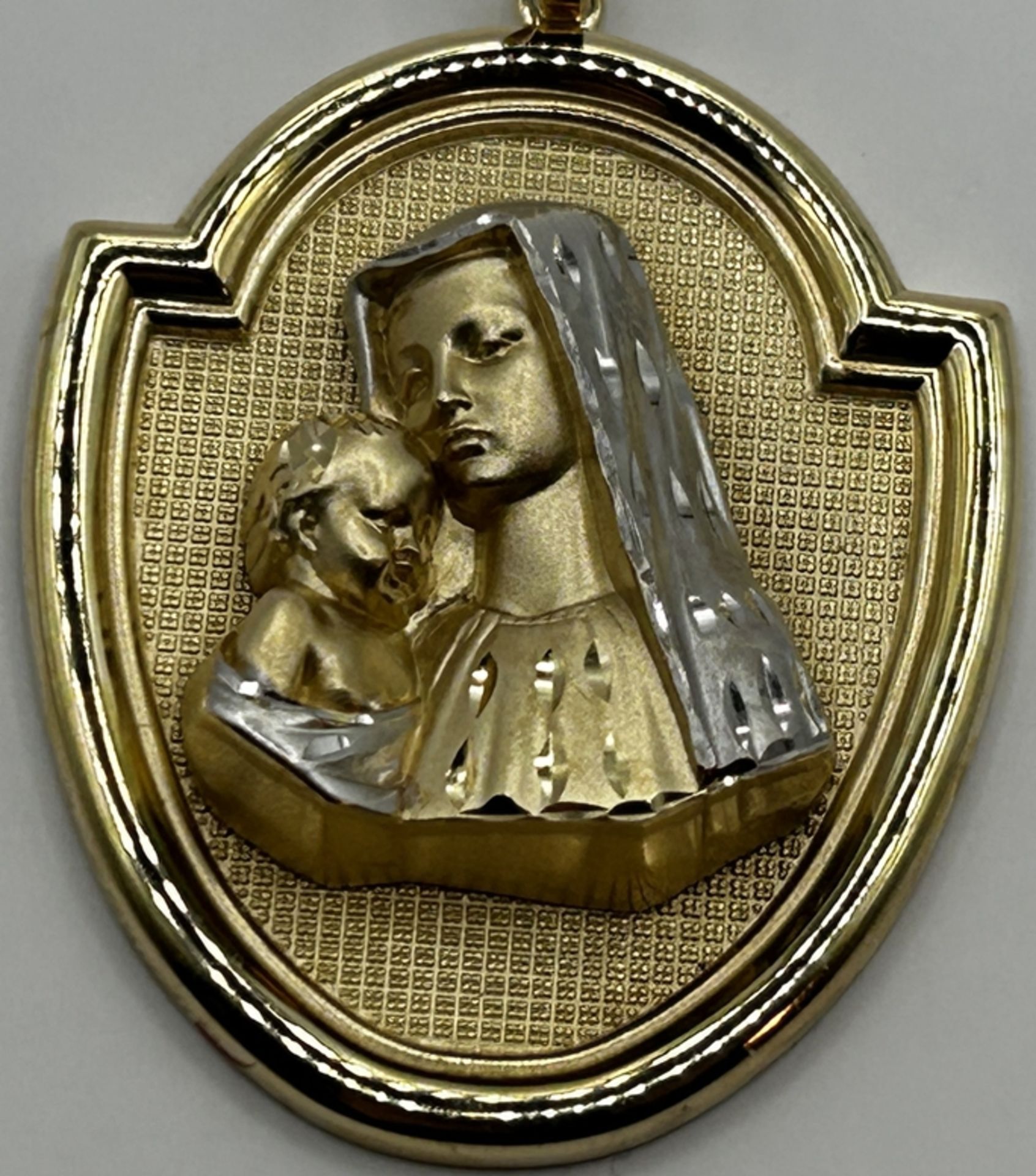 grosser Anhänger, Gold-585-, Madonna mit Kind, verso Kreuz und "God bless us", 11,2 gr., 5x3 cm - Bild 2 aus 4