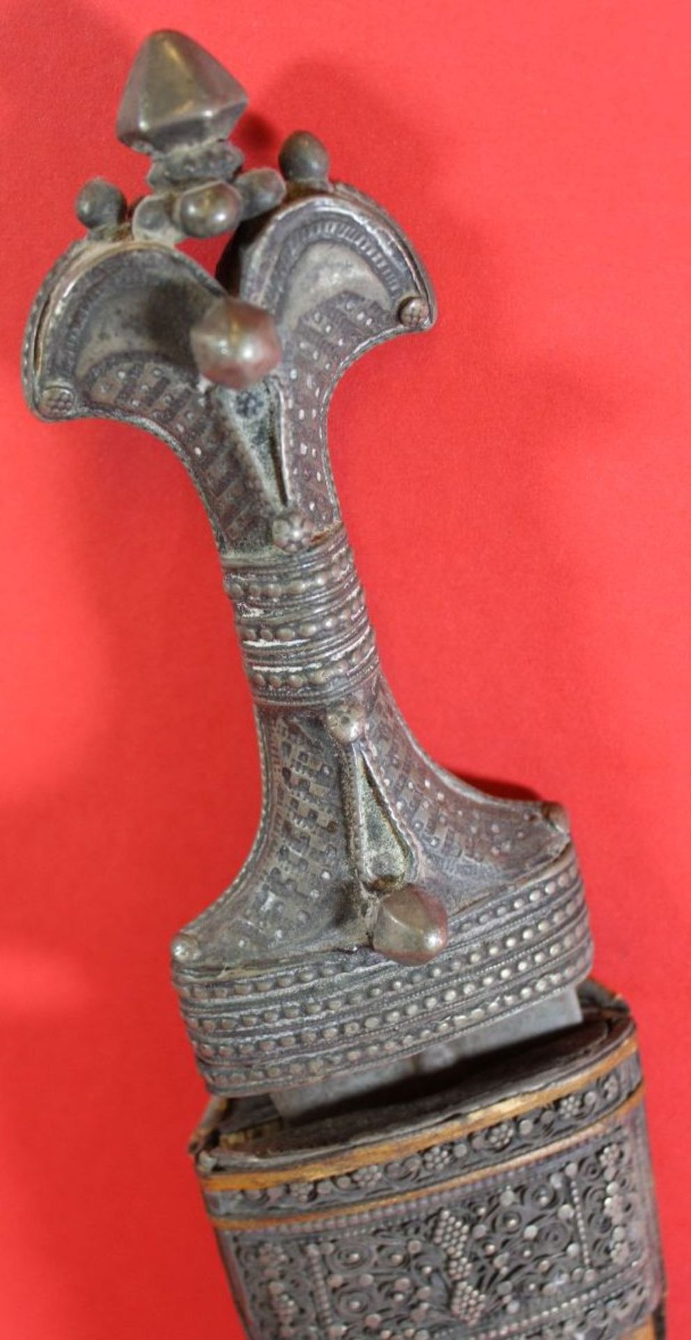 Krummdolch mit Silbergriff  in Scheide, ebenfalls Silber, rückseitig Leder, innen Holz, wohl Oman?, - Bild 2 aus 8
