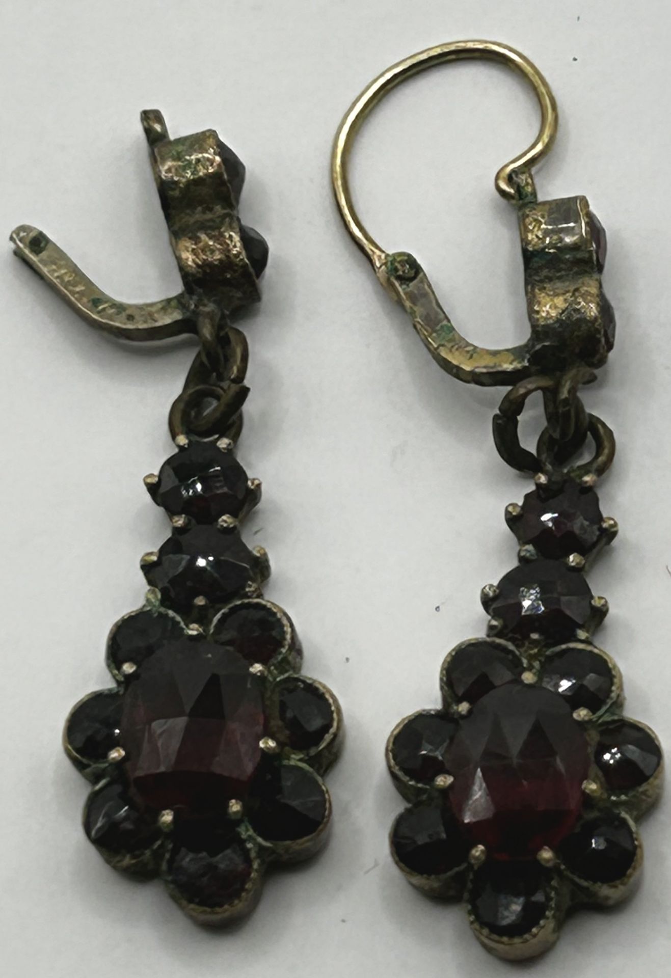 Paar Ohrhänger, Granate, 1x Haken abgebrochen, Steine komplett, L-ca. 4 cm - Bild 2 aus 3