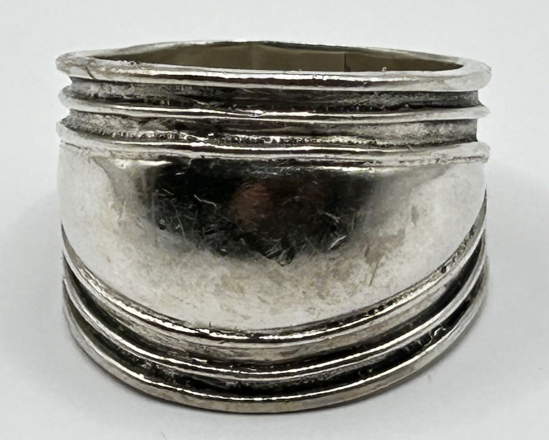 breiter Silberring, wurde wohl mal vergrössert, RG 68, 12,1 gr. - Bild 2 aus 2