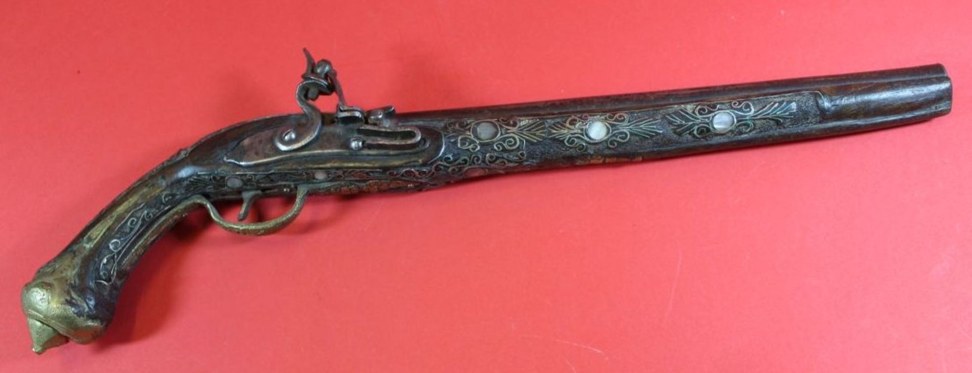 Steinschloss-Pistole   um 175f0, Messing und Perlmuttverzierungen, L-50 cm