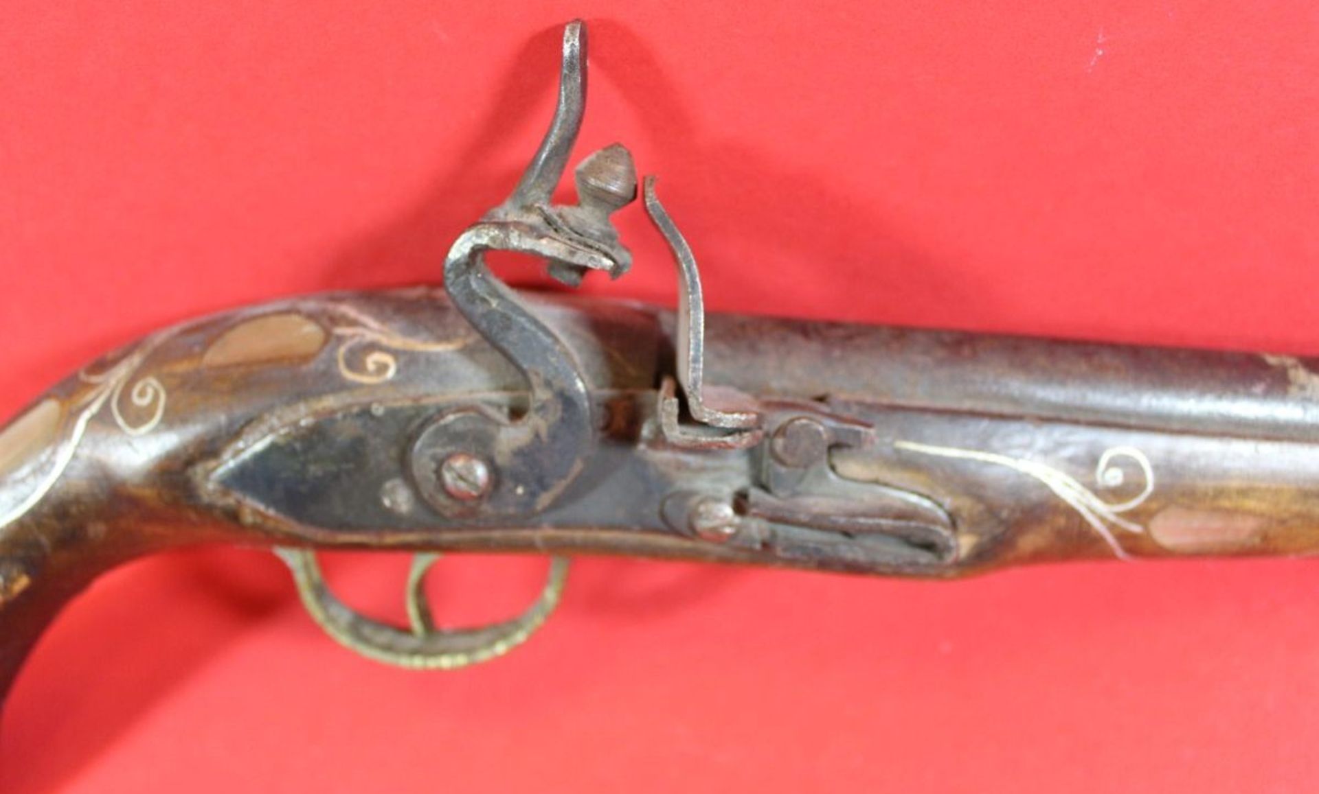 Steinschloss-Pistole   um 175f0, Messing und Perlmuttverzierungen, L-42 cm - Bild 2 aus 6