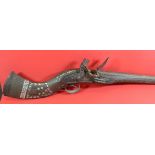 orientalisches Steinschloss-Kurzgewehr?, mit Perlmutt-Intarsien, L-68 cm