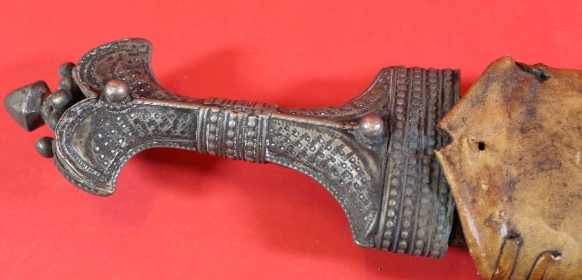 Krummdolch mit Silbergriff  in Scheide, ebenfalls Silber, rückseitig Leder, innen Holz, wohl Oman?, - Bild 5 aus 8