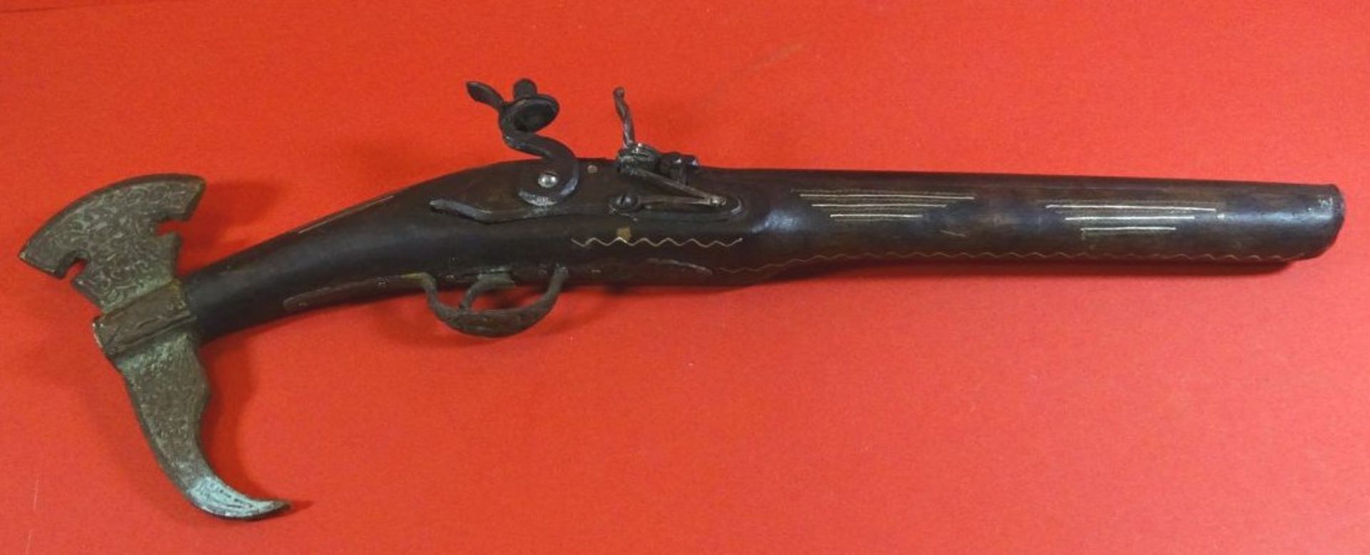 Deko-Steinschlosspistole mit Axt, L_50 cm