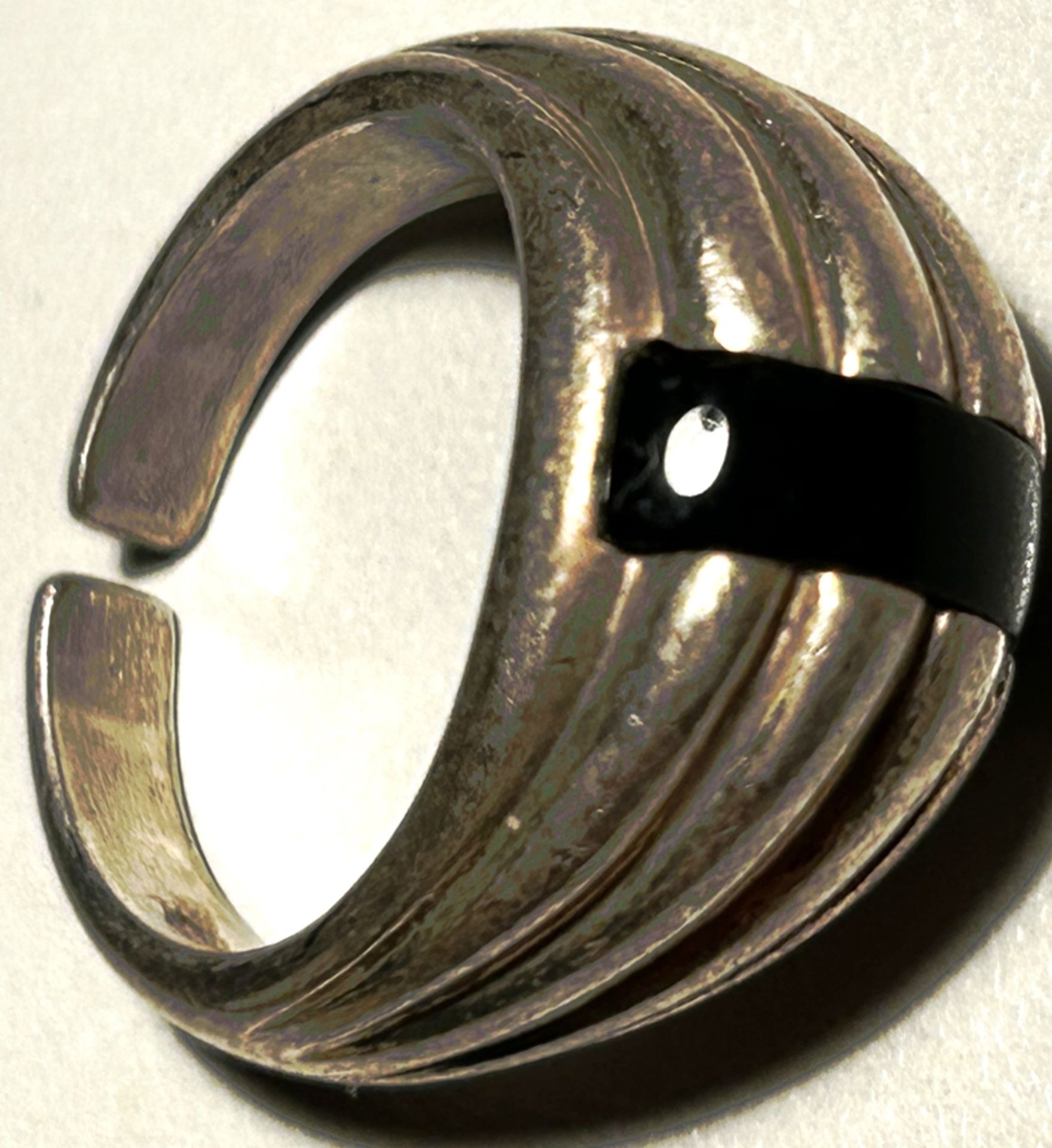 offener Silberring, -925-mittig schwarzer Stein, 11,1 gr.