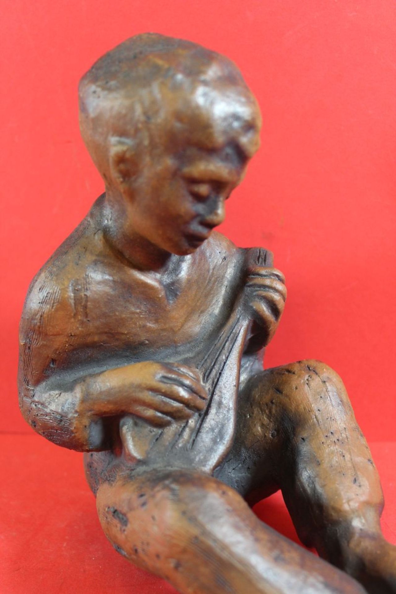 Terrakotta Figur eines Mandoline spielenden Jungen, H-20 cm, L-20 cm - Bild 2 aus 4