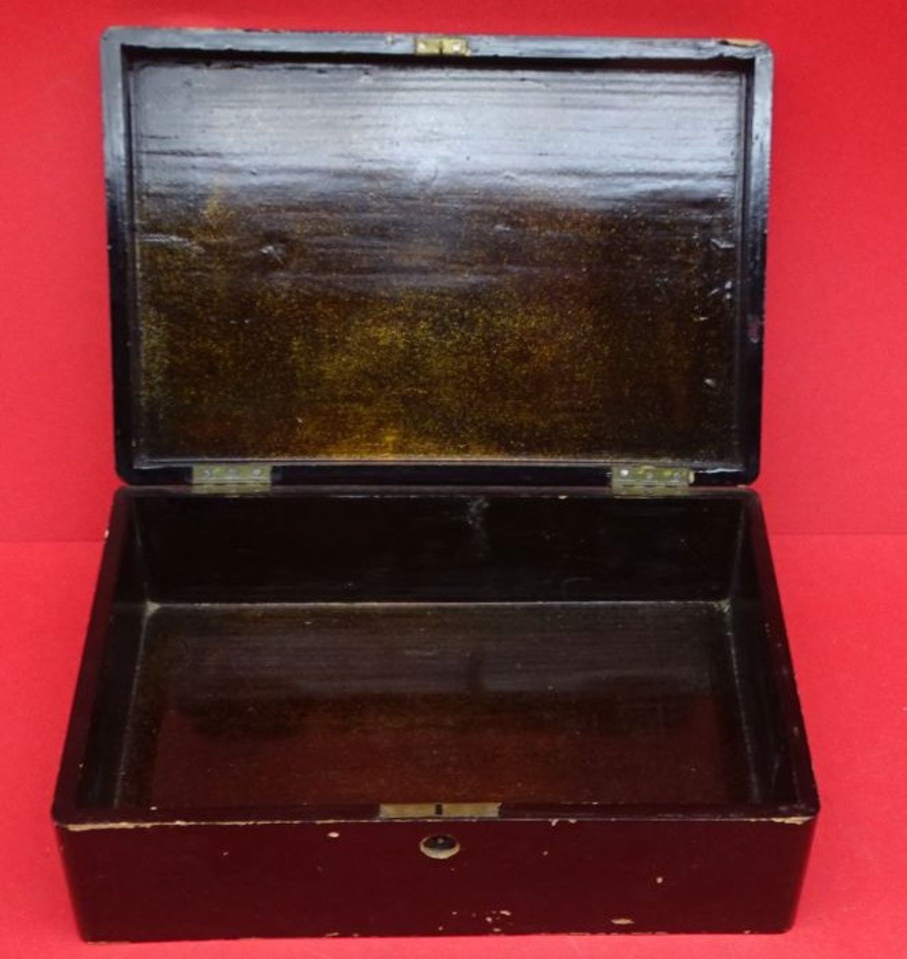 Schwarzlackdose "China" Goldmalerei, starke Gebrauchsspuren, H-8 cm, 16x23 c m - Bild 3 aus 5