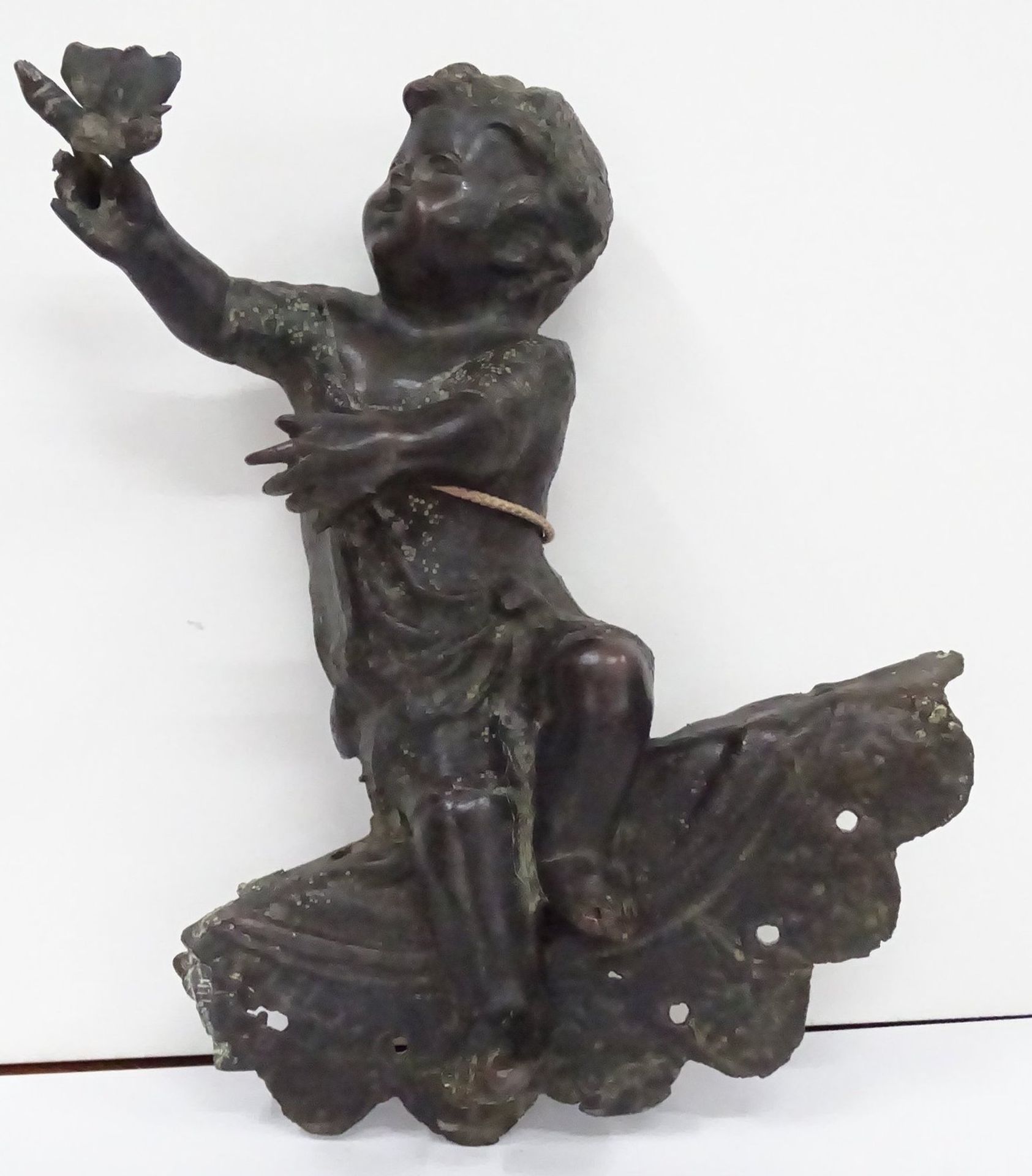 Bronze-Putto mit Schmetterling, Altersspuren, 1  Flügel fehlt, wohl irgendwo montiert?,18/19 Jhd. H