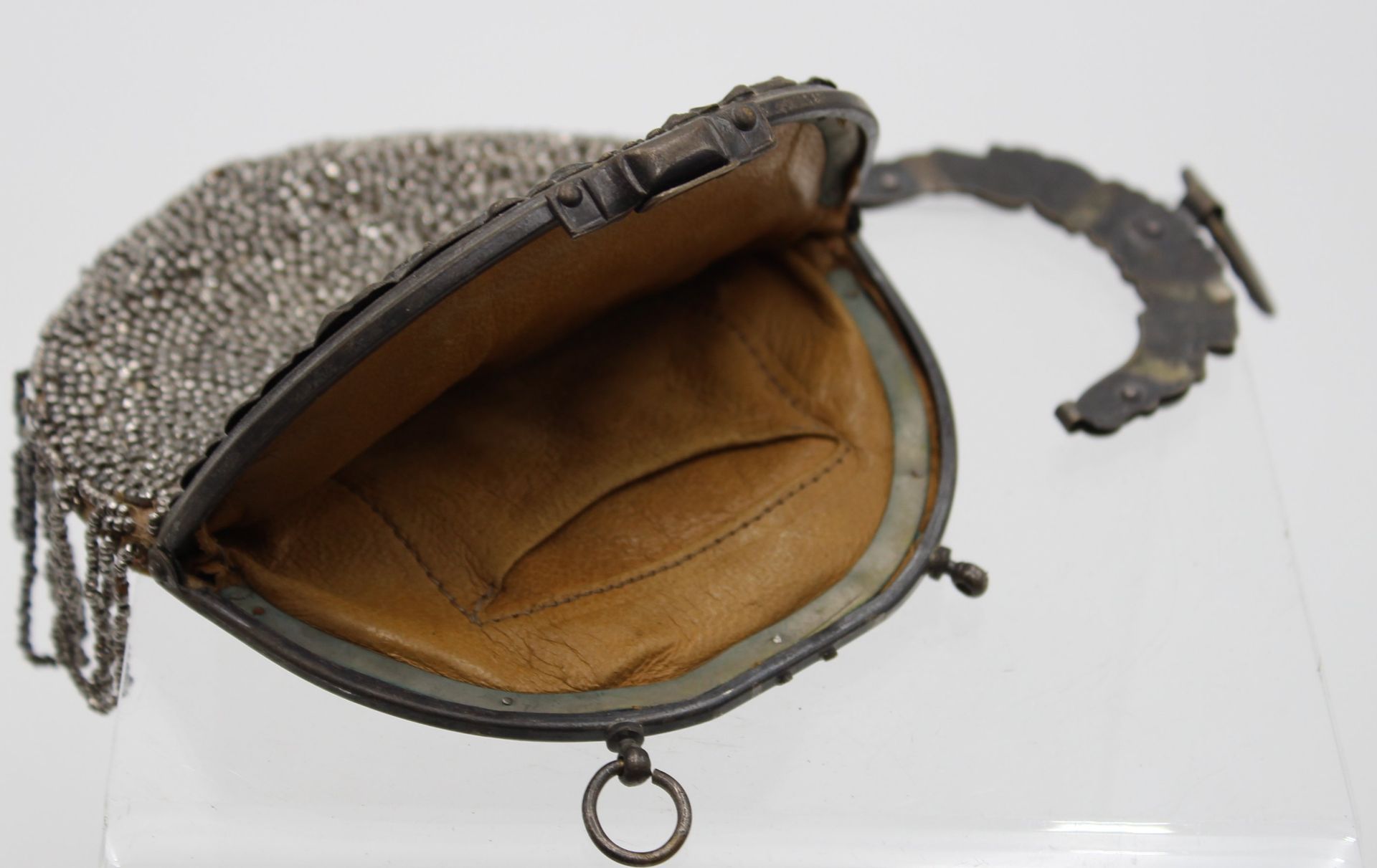 kl. antike Tasche, Alters-u. Gebrauchspuren. wohl  19. Jhd., ca. 13,5 x 11,5cm. - Bild 4 aus 5