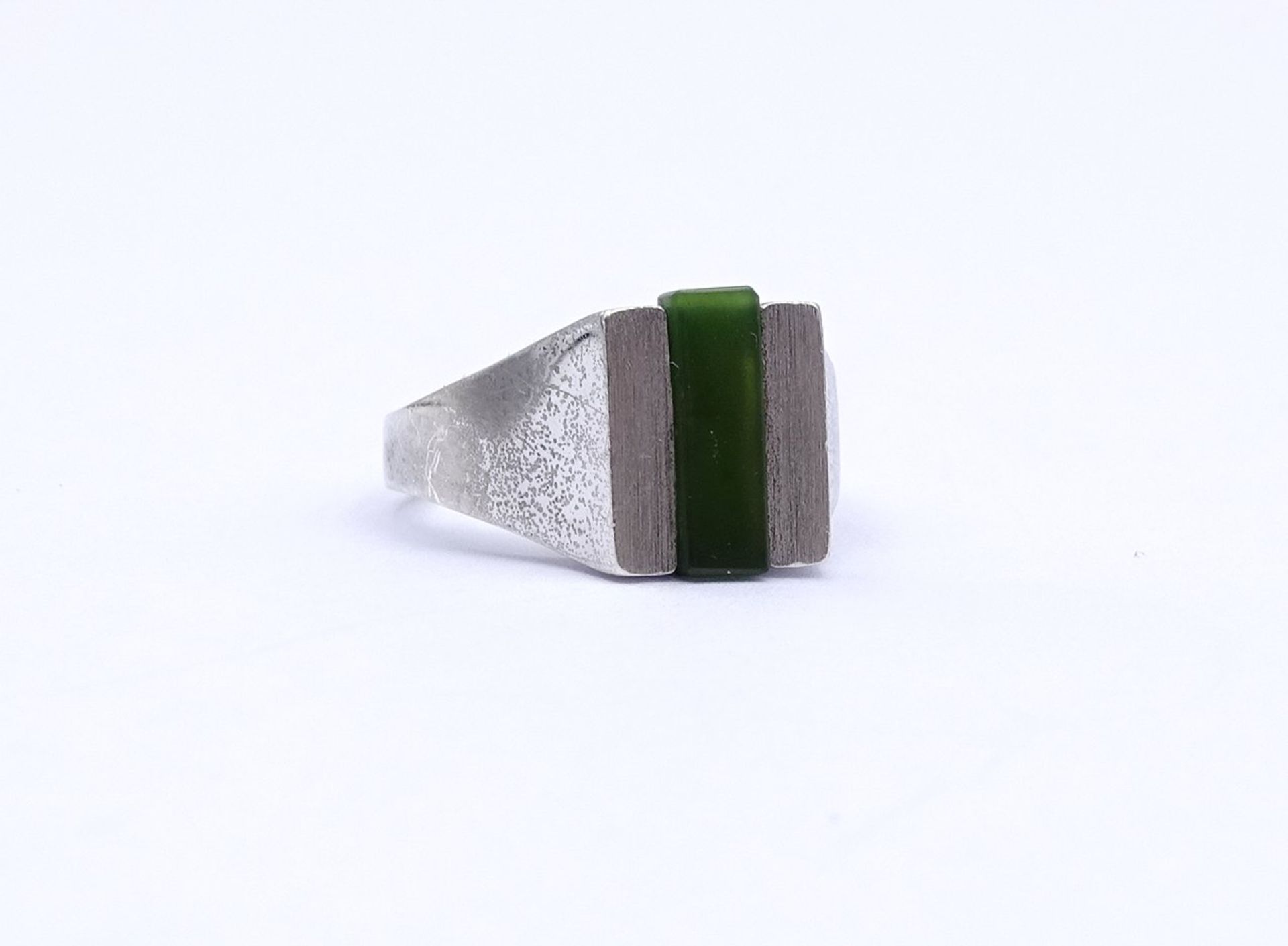 Silberring mit Jade, offene Ringschiene, 4,4g., RG 54