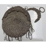 kl. antike Tasche, Alters-u. Gebrauchspuren. wohl 19. Jhd., ca. 13,5 x 11,5cm.