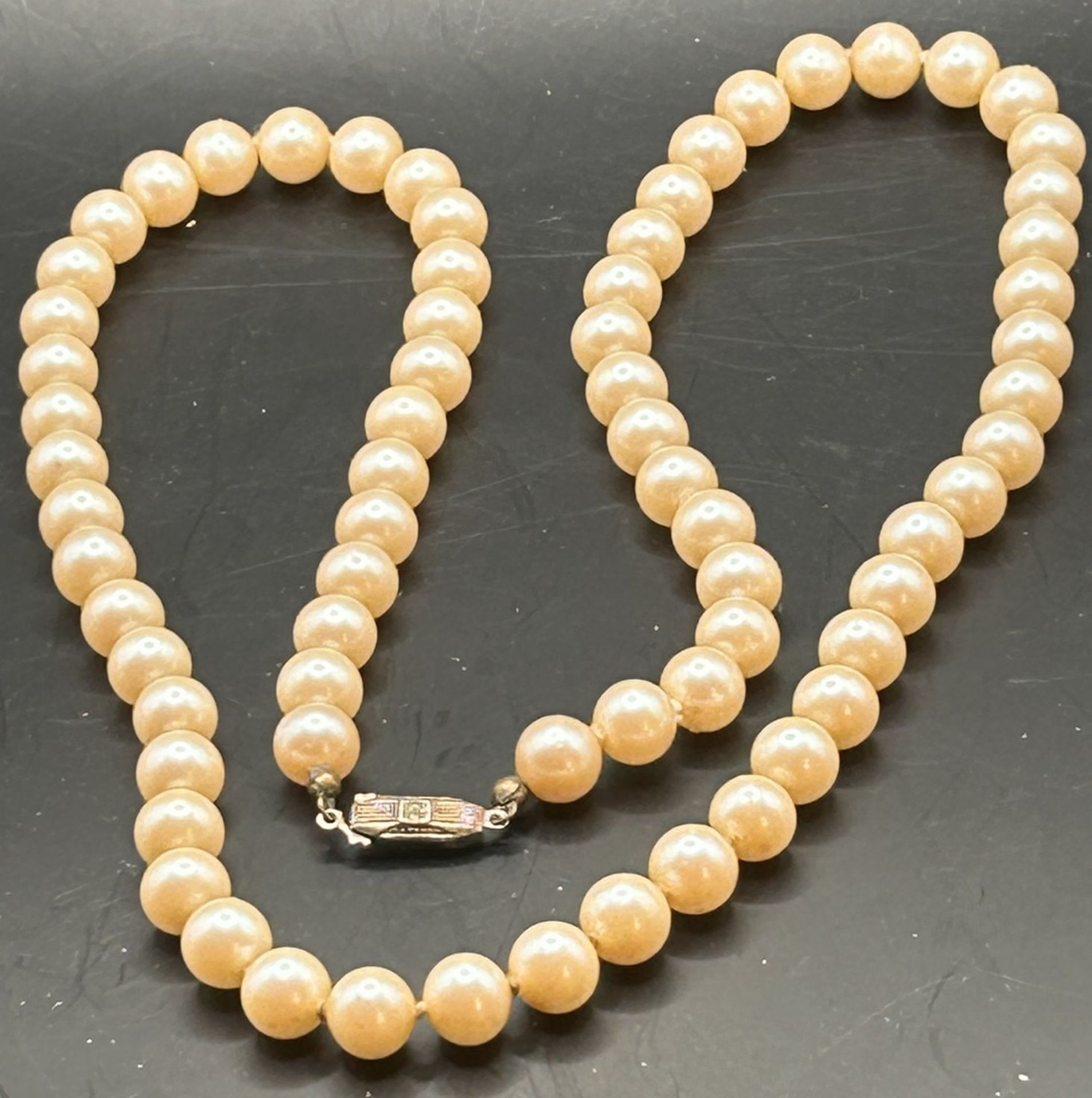 Perlenkette mit Silberschliesse, L-62 cm, D-ca. 0,8  cm