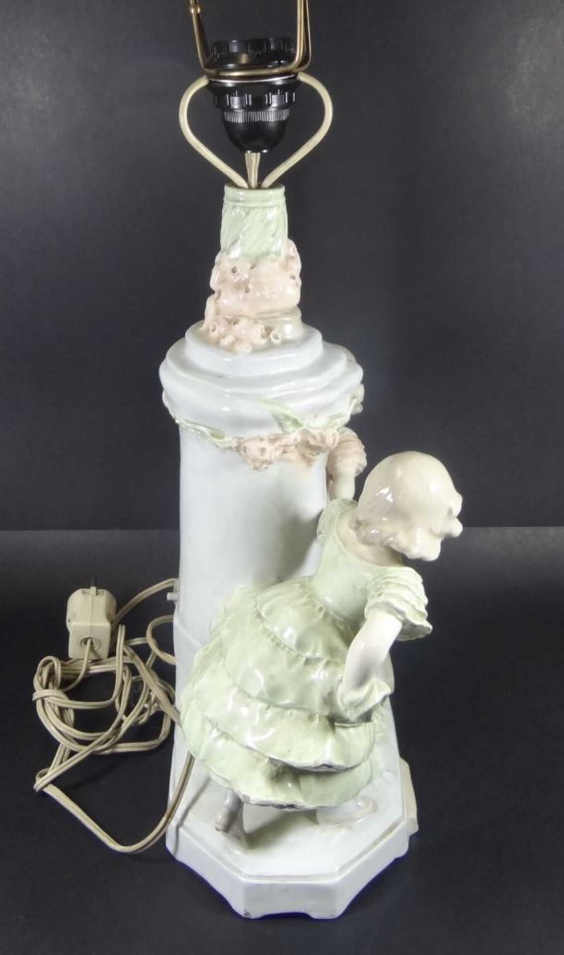 gr. Tischlampe mit figürlichen Stand, bemalt, nur Mod. Nr. 7805, ein Mädchen Nase bestossen, H-60 c - Bild 6 aus 9
