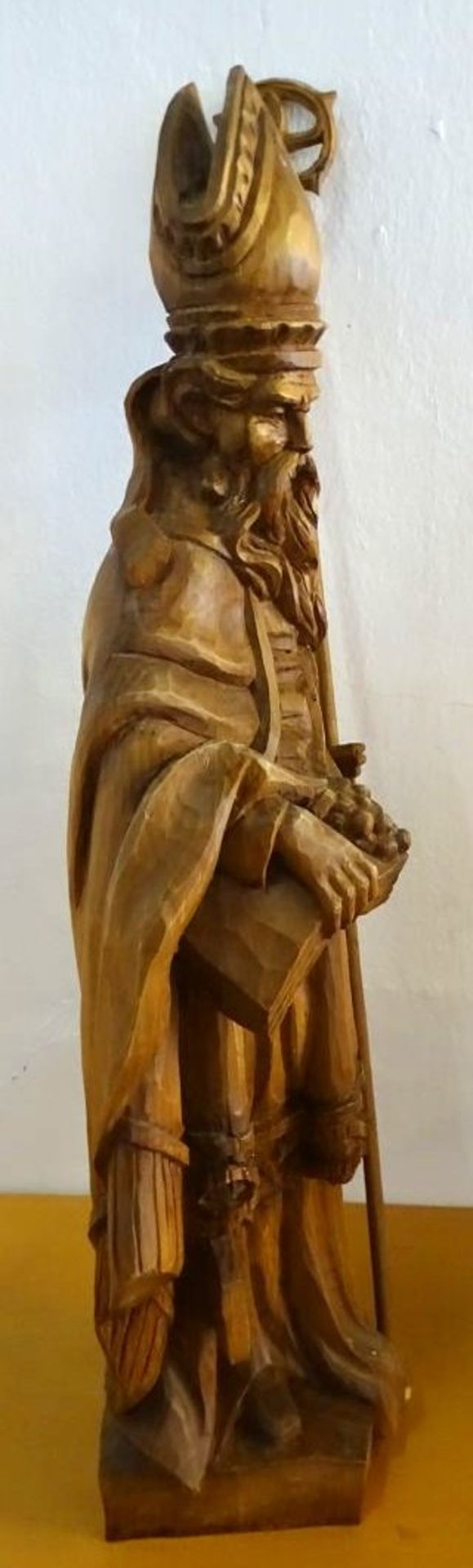 hohe Holzschnitzerei "Bischof", H-68 cm, kl. Abplatzer vorne - Bild 6 aus 9