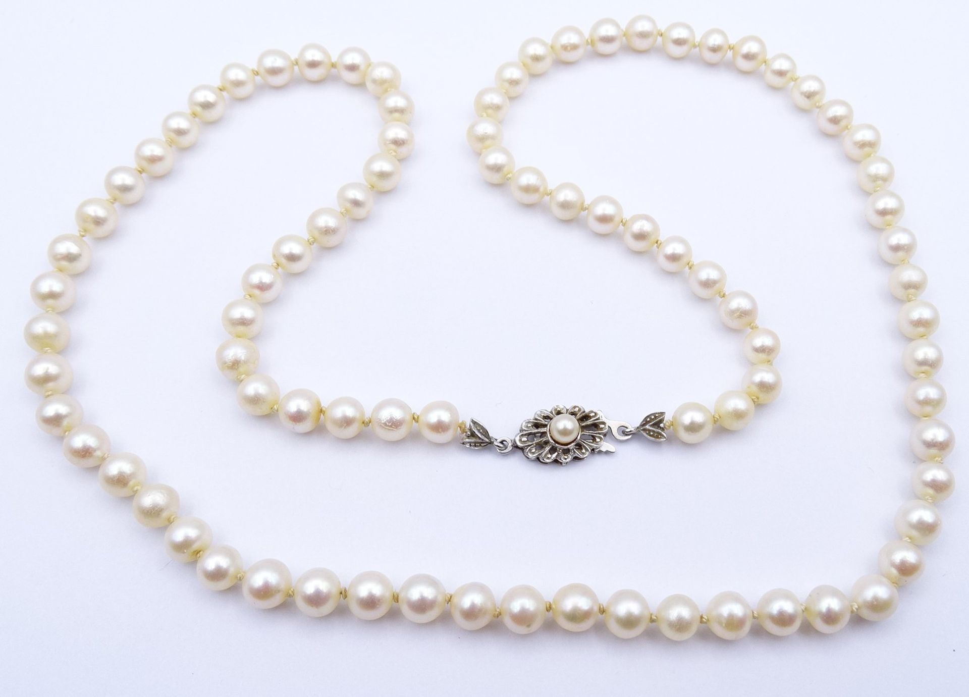 Perlen Halskette mit Weißgold Verschluss 585/000, L. 62cm, D. 6,0 - 6,5mm, 29,7g. - Bild 2 aus 5