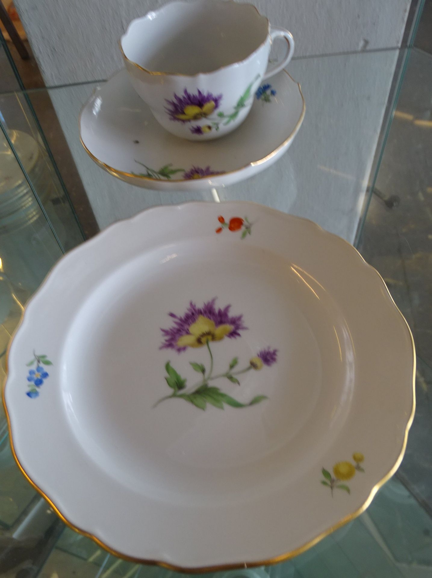 Kaffee-Gedeck "Meissen" Feldblumen, Schwerter durchschliffen - Image 2 of 4