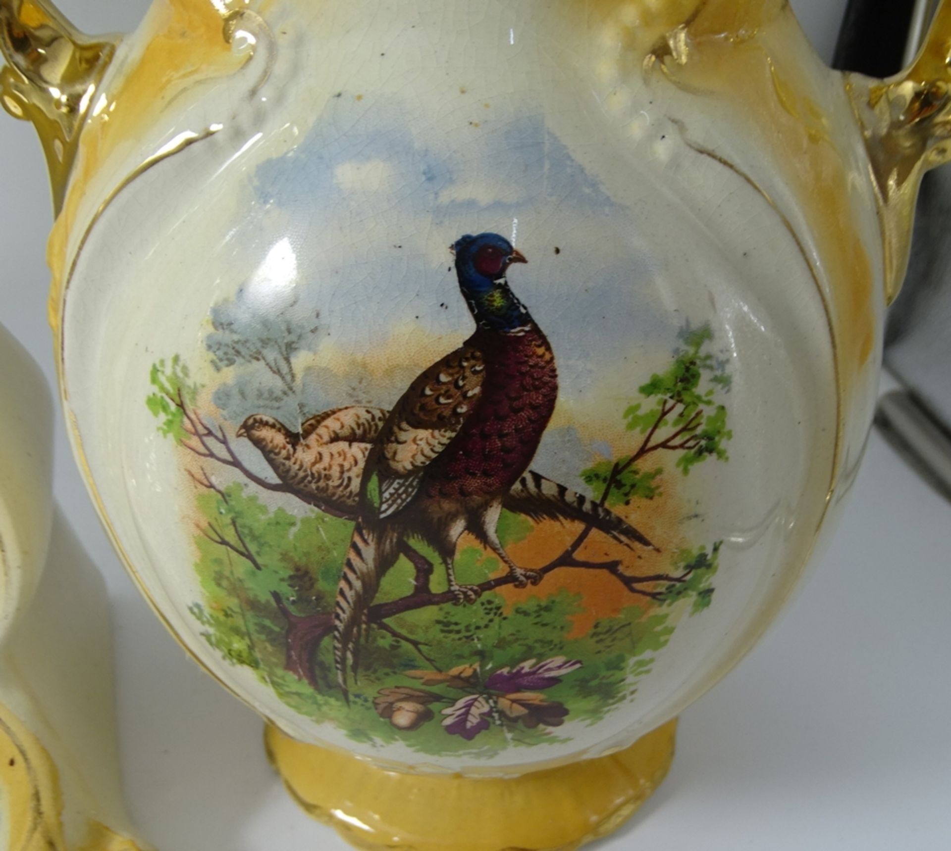 gr. Keramik Kaminuhr mit 2 Vasen als Beisteller, mechan. Weckerwerk läuft, 1 Vase tw. restauriert,  - Bild 6 aus 9