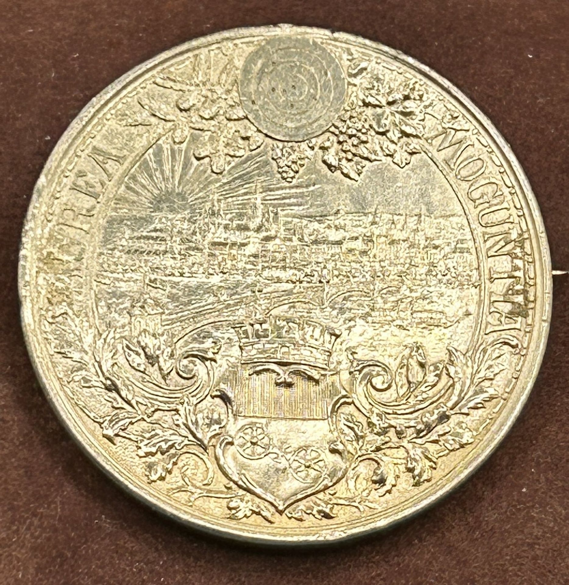 Offizielle Medaille auf das XI. Deutsche Bundesschießen in Mainz 1894 , Silber  vergoldet, mit Nade - Bild 2 aus 4