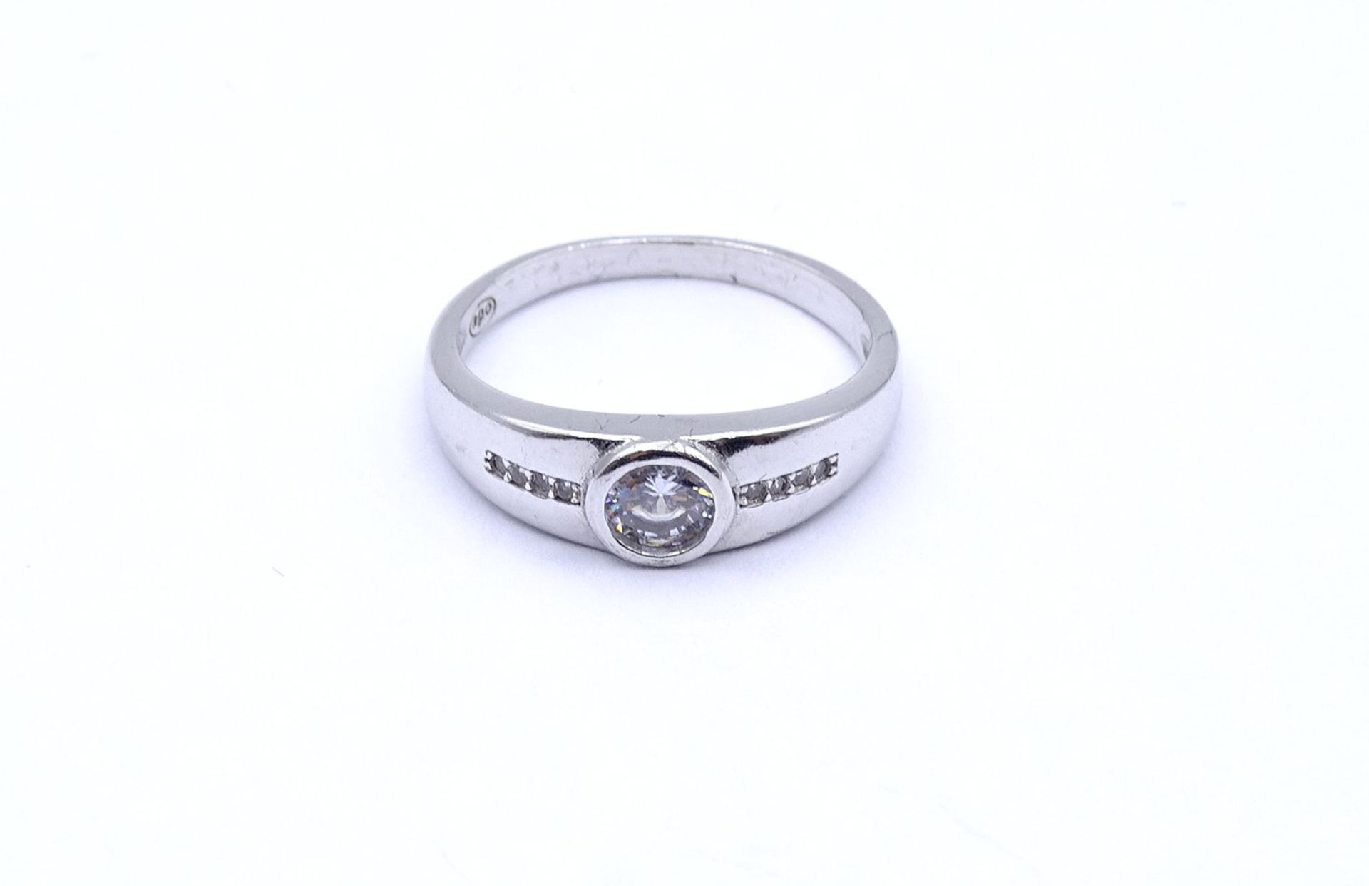 925er Silber Ring mit einem rund facc. klaren Stein, 3,9g., RG 62