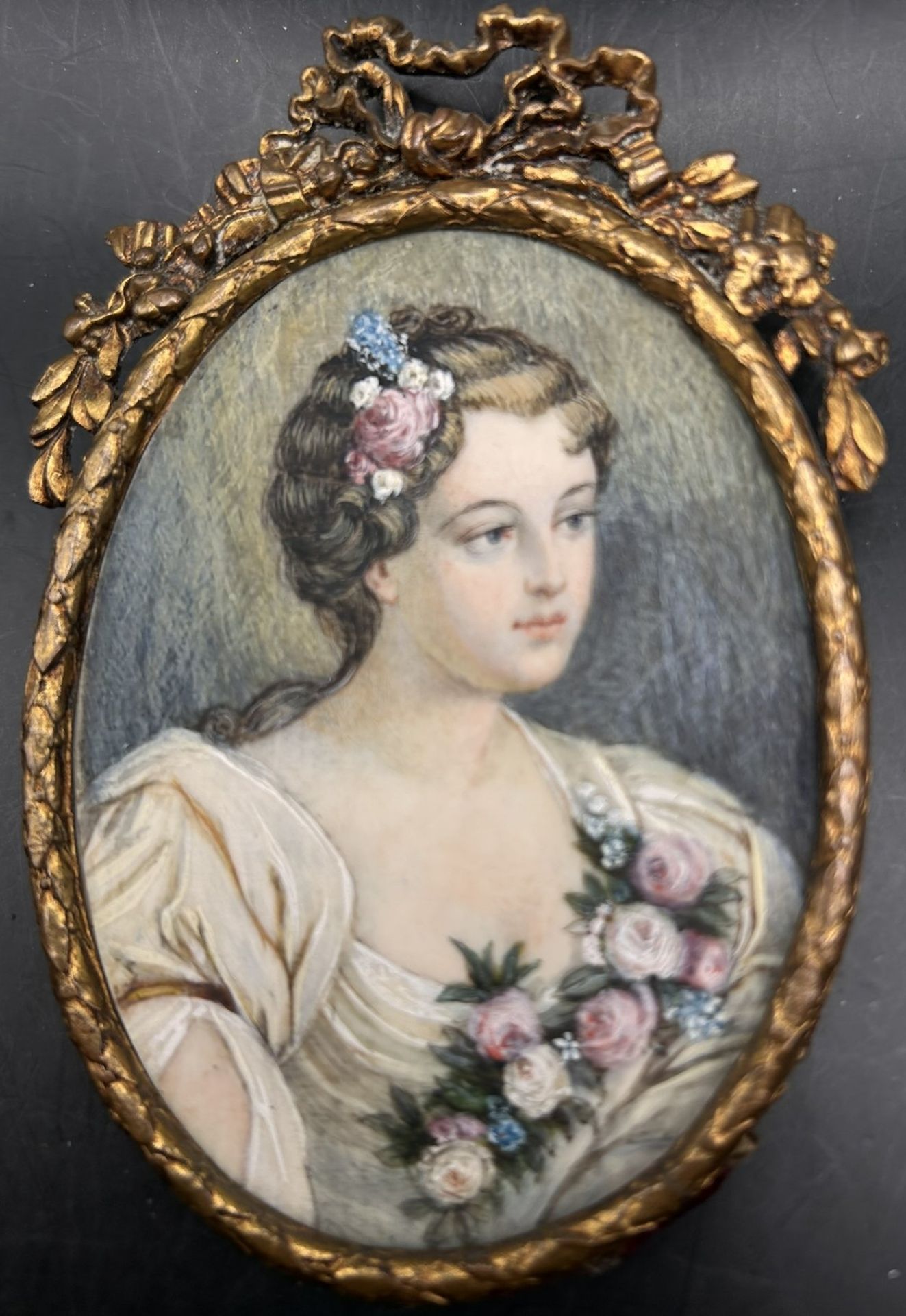 anonymes Portrait einer jungen Frau mit Rosenbouquet, Miniaturmalerei in ovalen Messingrahmen, RG 1 - Bild 3 aus 5