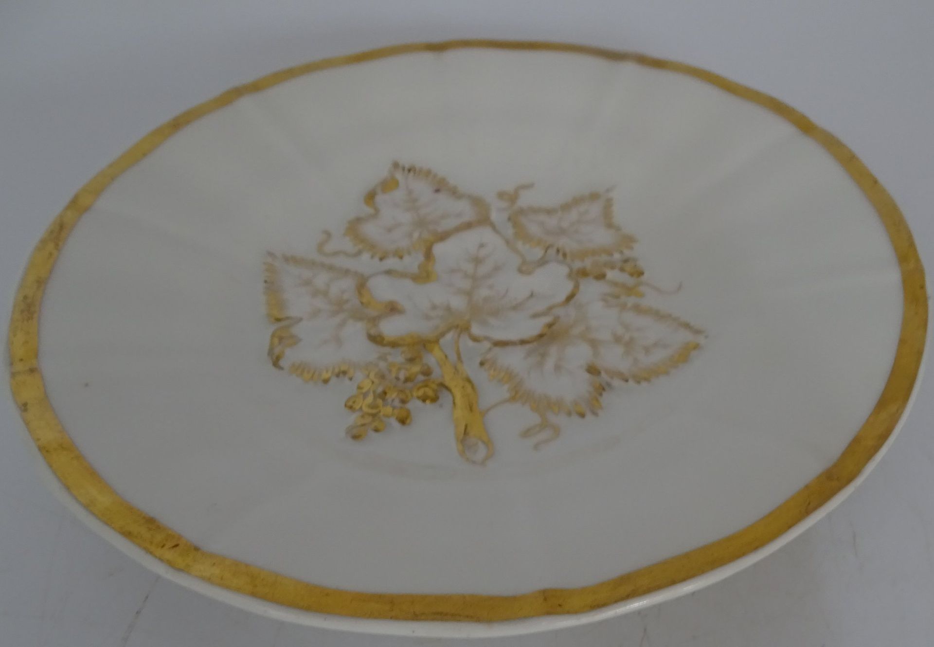 runder Teller mit Blätter-Relief, Goldstaffage etwas berieben "KPM" Krister, D-22,5 cm - Image 2 of 5