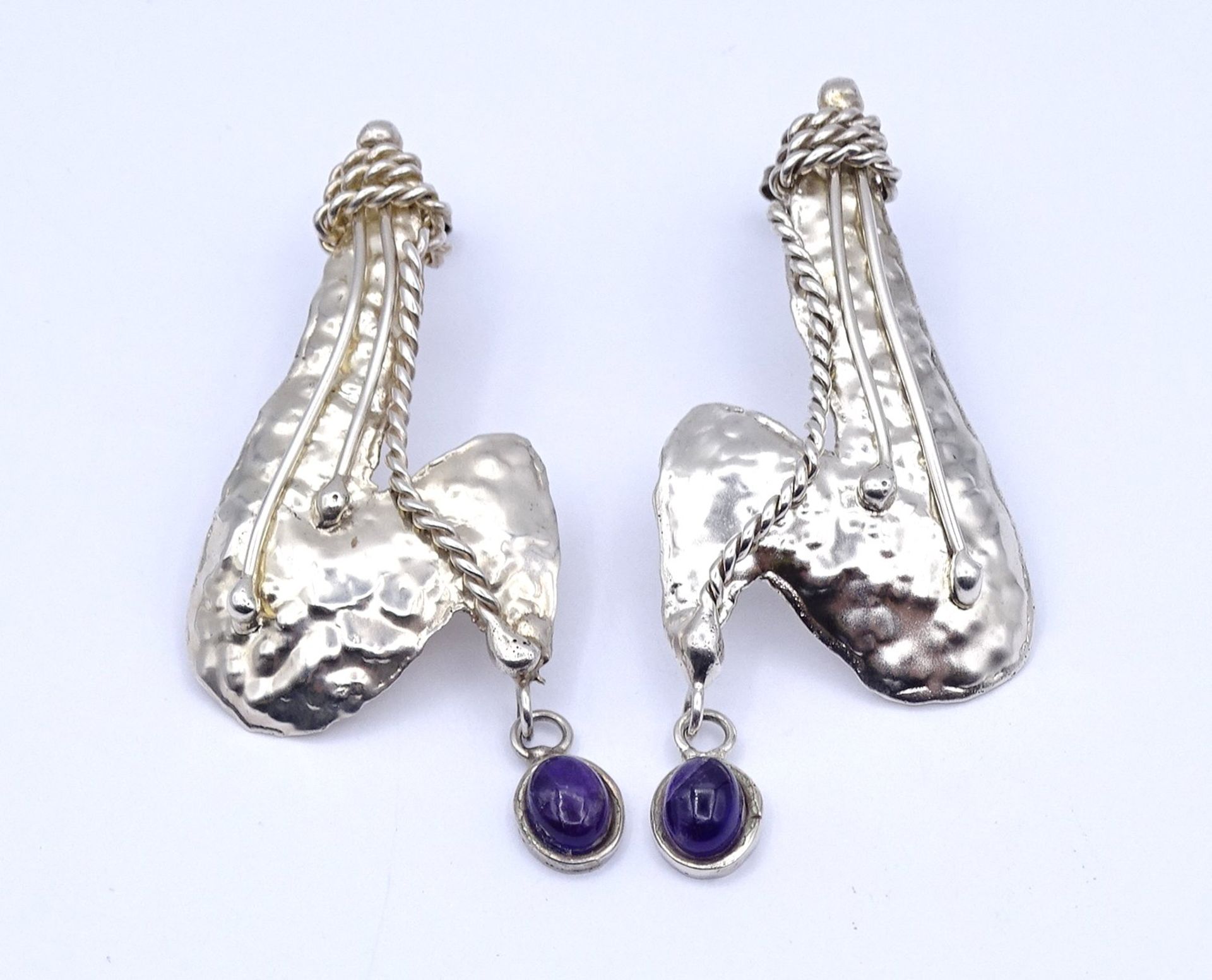 Paar große Ohrstecker mit Amethyst Cabochons, Silber gepr., 1x Cabochon beschädigt, L. 7,5cm, zus.1 - Image 2 of 5