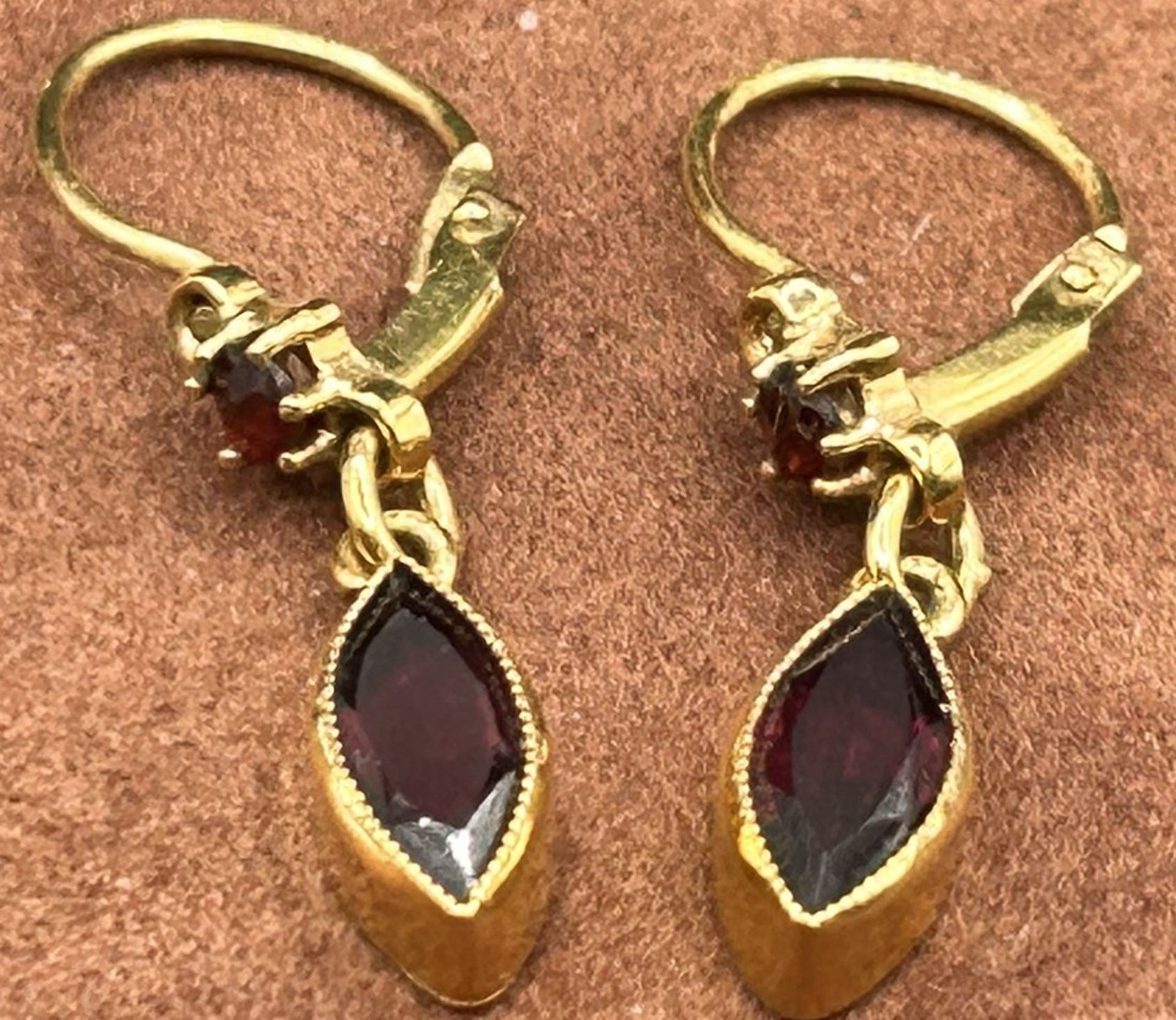 Paar Ohrhänger, Gold-333- mit Granate, L-ca. 2,8 cm,  zus. 1,3 gr.