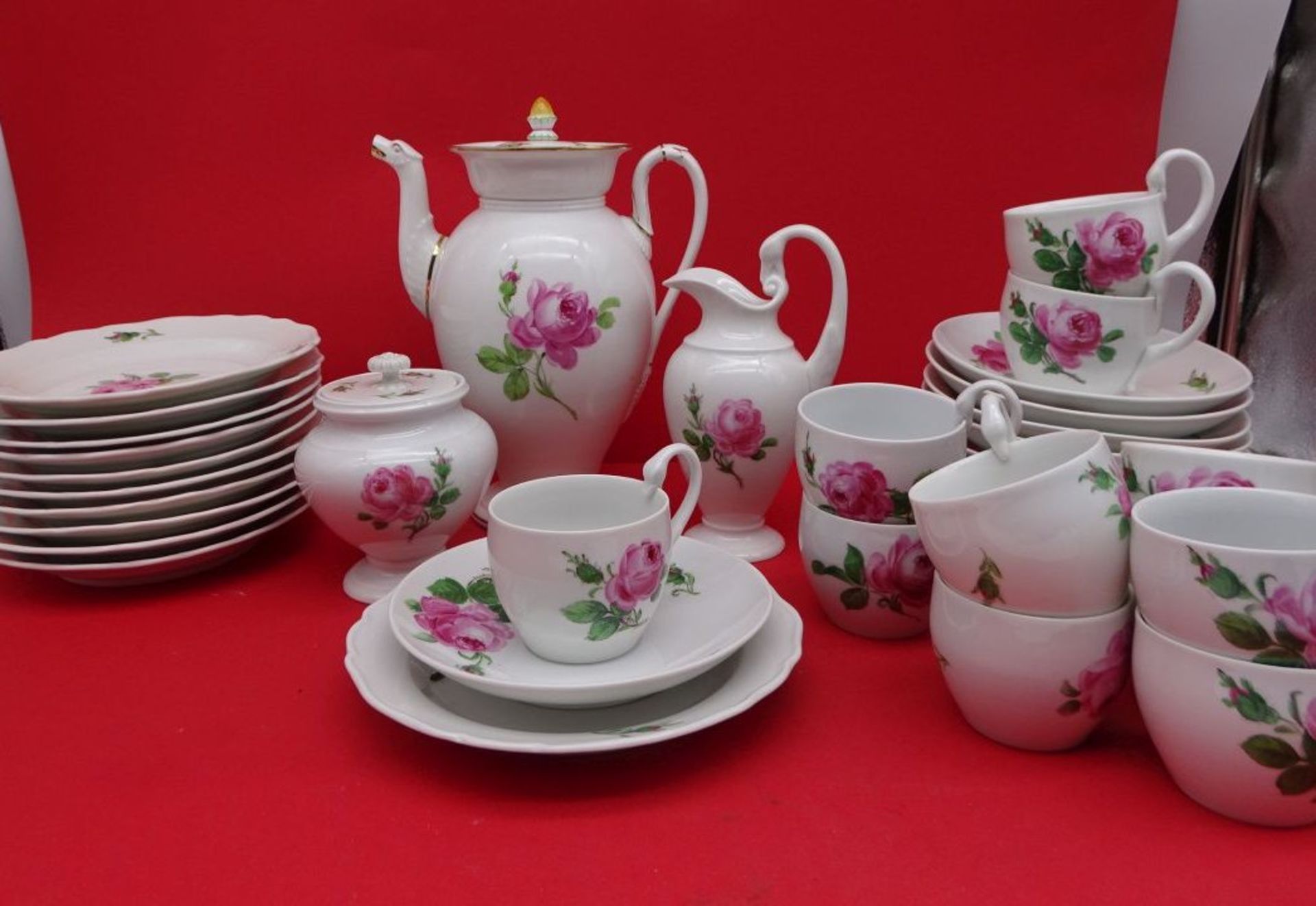 Kaffeeservice "Meissen" rote Rose, Empireform, Kanne mit Tierkopfausguss, Schwertermarke durchschli - Image 2 of 5