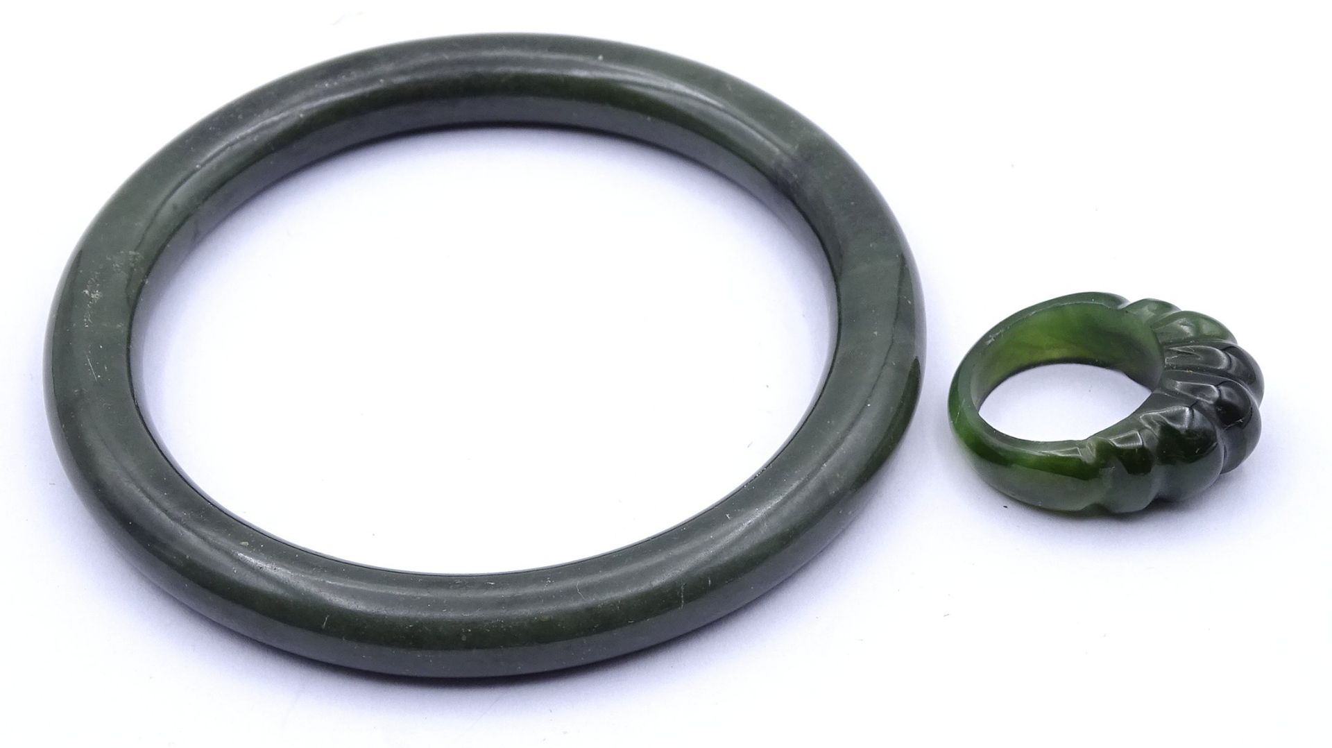 Nephrit Jade Armreif und Ring, zus. 51g., - Image 3 of 4